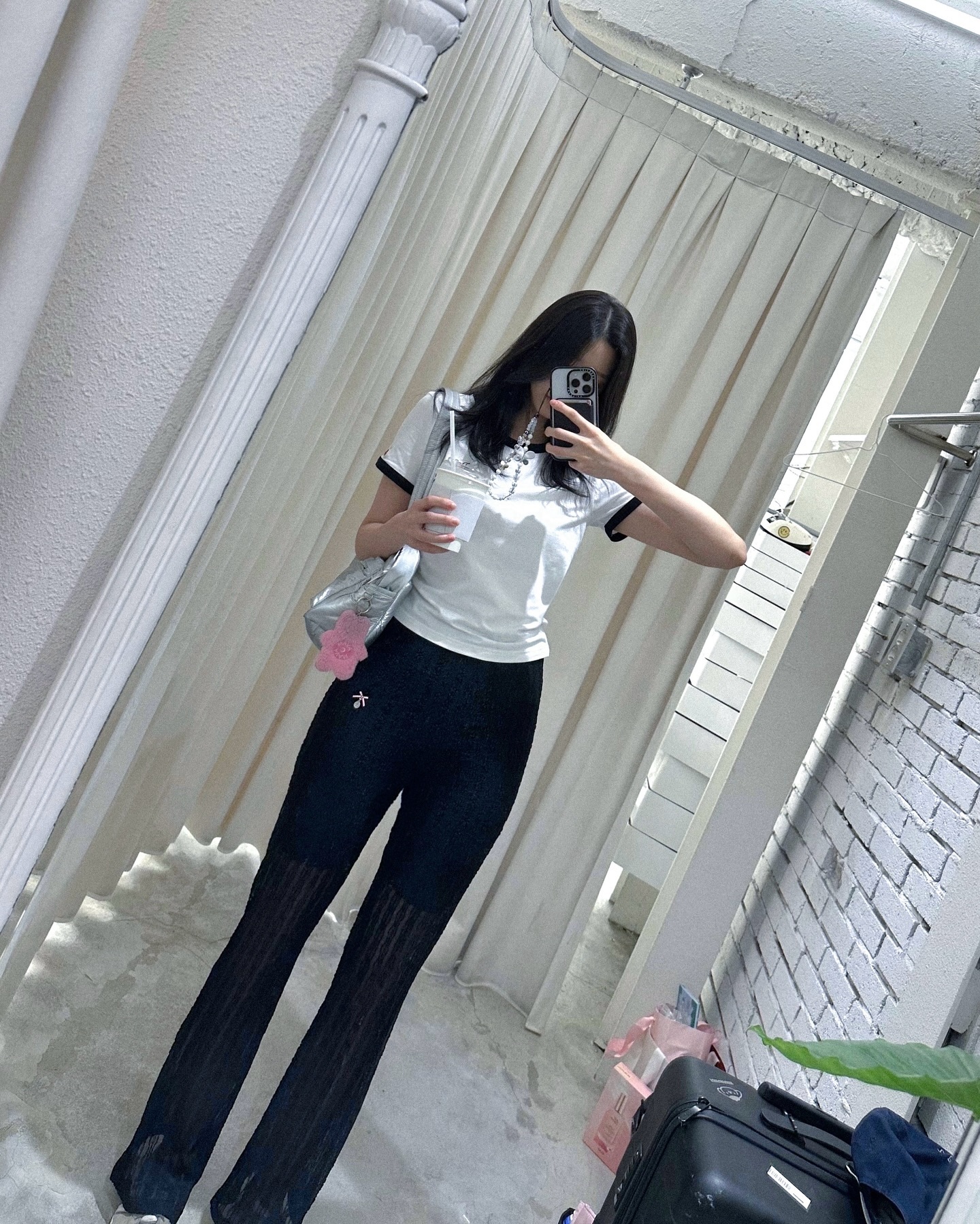 김민주도 빠진 링거티 활용법 3👕

김민주의 인스타그램 속 종종 등장하는 링거티는 올여름 정말 핫한 아이템이죠! 이 아이템을 다양한 무드로 연출하는 방법을 소개해 드릴게요.

1. 링거티 + 카고팬츠
링거티와 카고팬츠 조합은 스타일리시하면서도 실용적인 룩을 연출할 수 있는 코디 조합인데요. 힙한 룩을 연출하고 싶다면 이 조합을 추천합니다.

2. 링거티 + 컬러 볼캡
스포티하고 스트릿한 감각이 묻어나는 이 조합은 유니크한 느낌을 연출할 수 있는데요. 평소 포인트 스타일링을 즐긴다면 눈에 띄는 컬러의 볼캡과 링거티를 매치하여 스타일에 포인트를 줄 수 있습니다.

3. 링거티 + 레깅스
일상적 편안함과 여유로운 느낌을 주는 이 조합은 활동적인 상황까지 폭넓게 활용할 수 있는 유용한 스타일입니다. 이미지7