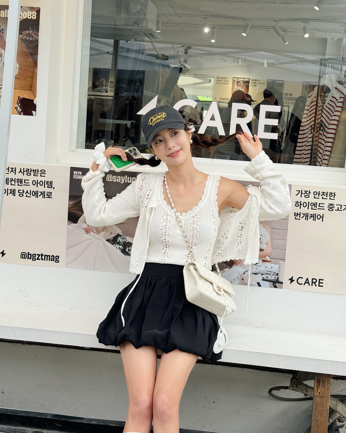 볼캡 쓸 때 더 귀여워지는 양갈래 땋은 머리👧 이미지