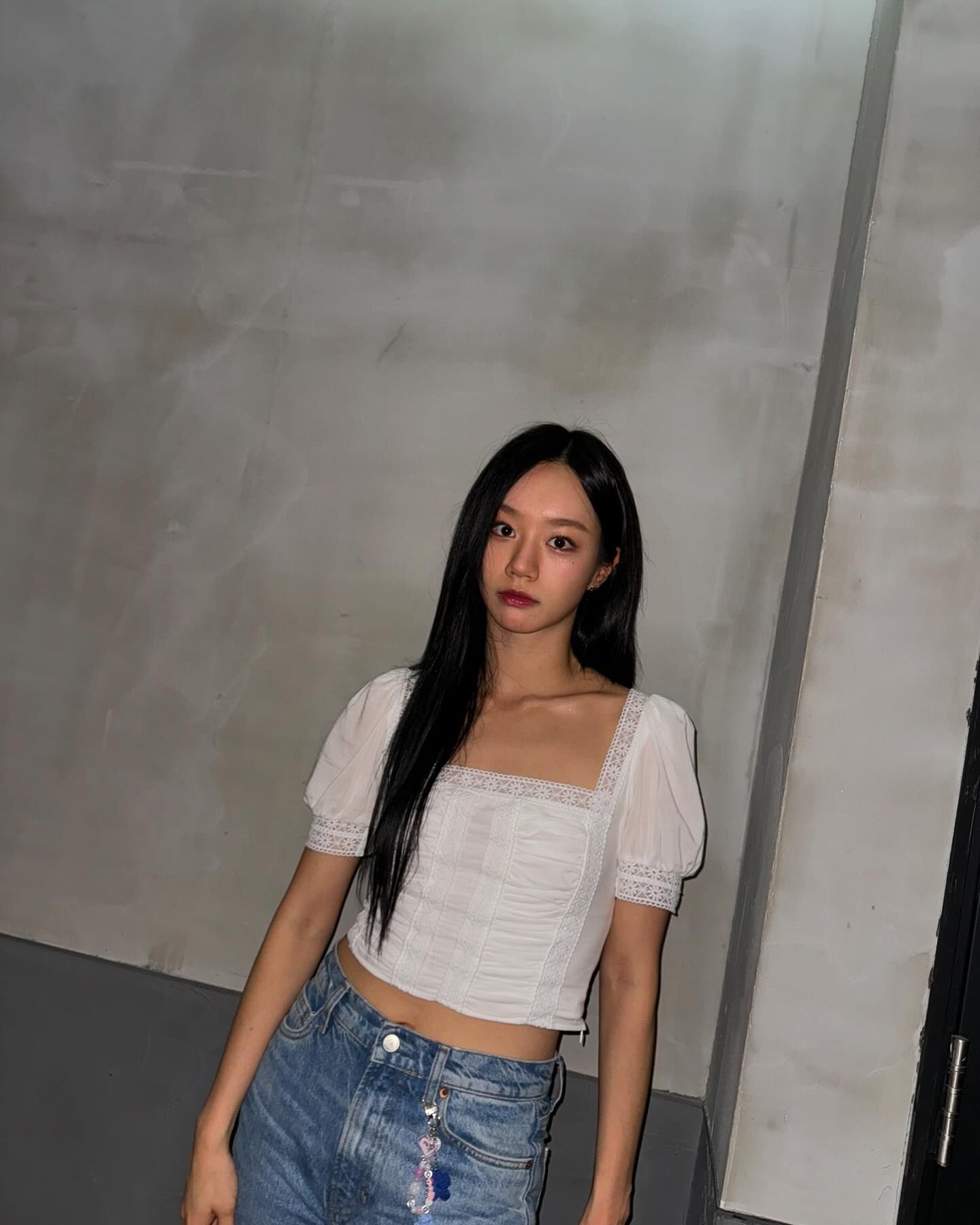 프렌치 무드🤍✨화이트 블라우스
하의에 따라 다양한 코디가 가능한 흰 반팔 블라우스✔️참고해

1. 화이트 롱 스커트와 코디하여 페미닌한 데이트 룩

2. 롱쇼츠와 함께 매치하여 트렌디한 캐주얼 룩

3. 데님에 매치하여 미니멀한 데일리 룩

4. 볼륨 있는 블랙 스커트와 함게 코디하여 러블리한 주말 룩 이미지6