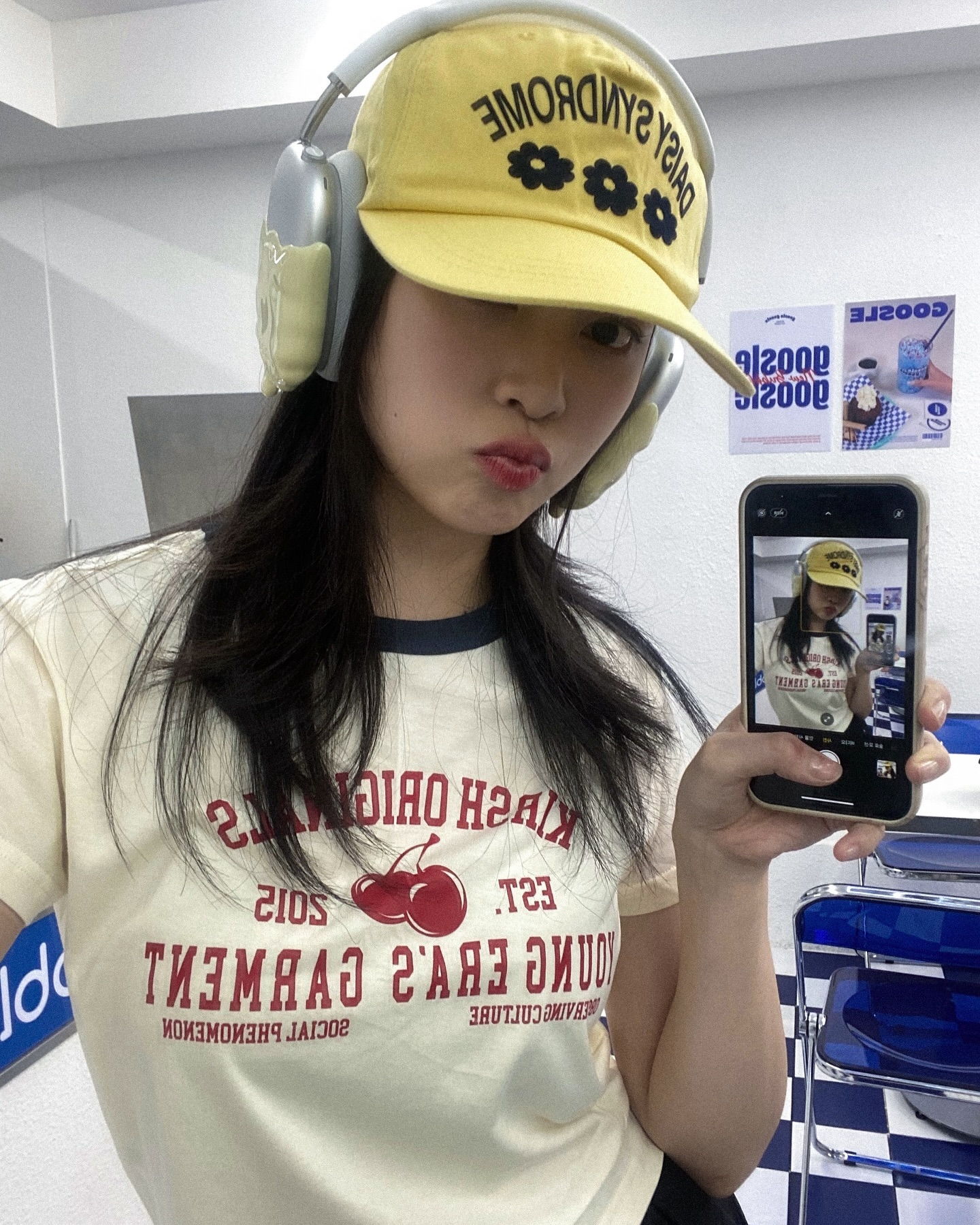김민주도 빠진 링거티 활용법 3👕

김민주의 인스타그램 속 종종 등장하는 링거티는 올여름 정말 핫한 아이템이죠! 이 아이템을 다양한 무드로 연출하는 방법을 소개해 드릴게요.

1. 링거티 + 카고팬츠
링거티와 카고팬츠 조합은 스타일리시하면서도 실용적인 룩을 연출할 수 있는 코디 조합인데요. 힙한 룩을 연출하고 싶다면 이 조합을 추천합니다.

2. 링거티 + 컬러 볼캡
스포티하고 스트릿한 감각이 묻어나는 이 조합은 유니크한 느낌을 연출할 수 있는데요. 평소 포인트 스타일링을 즐긴다면 눈에 띄는 컬러의 볼캡과 링거티를 매치하여 스타일에 포인트를 줄 수 있습니다.

3. 링거티 + 레깅스
일상적 편안함과 여유로운 느낌을 주는 이 조합은 활동적인 상황까지 폭넓게 활용할 수 있는 유용한 스타일입니다. 이미지4