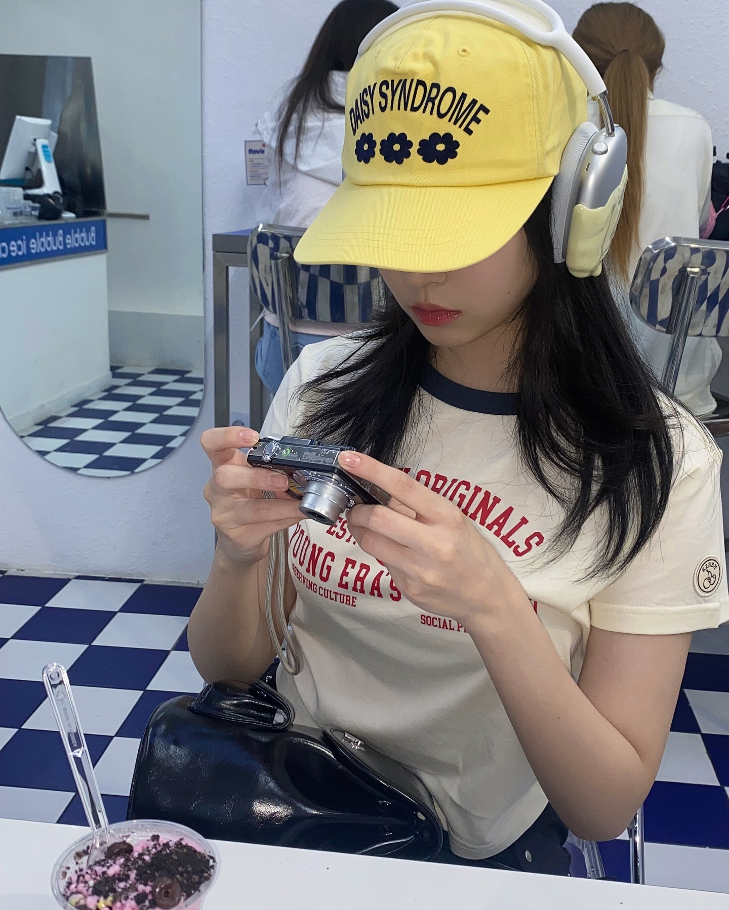 김민주도 빠진 링거티 활용법 3👕

김민주의 인스타그램 속 종종 등장하는 링거티는 올여름 정말 핫한 아이템이죠! 이 아이템을 다양한 무드로 연출하는 방법을 소개해 드릴게요.

1. 링거티 + 카고팬츠
링거티와 카고팬츠 조합은 스타일리시하면서도 실용적인 룩을 연출할 수 있는 코디 조합인데요. 힙한 룩을 연출하고 싶다면 이 조합을 추천합니다.

2. 링거티 + 컬러 볼캡
스포티하고 스트릿한 감각이 묻어나는 이 조합은 유니크한 느낌을 연출할 수 있는데요. 평소 포인트 스타일링을 즐긴다면 눈에 띄는 컬러의 볼캡과 링거티를 매치하여 스타일에 포인트를 줄 수 있습니다.

3. 링거티 + 레깅스
일상적 편안함과 여유로운 느낌을 주는 이 조합은 활동적인 상황까지 폭넓게 활용할 수 있는 유용한 스타일입니다. 이미지6