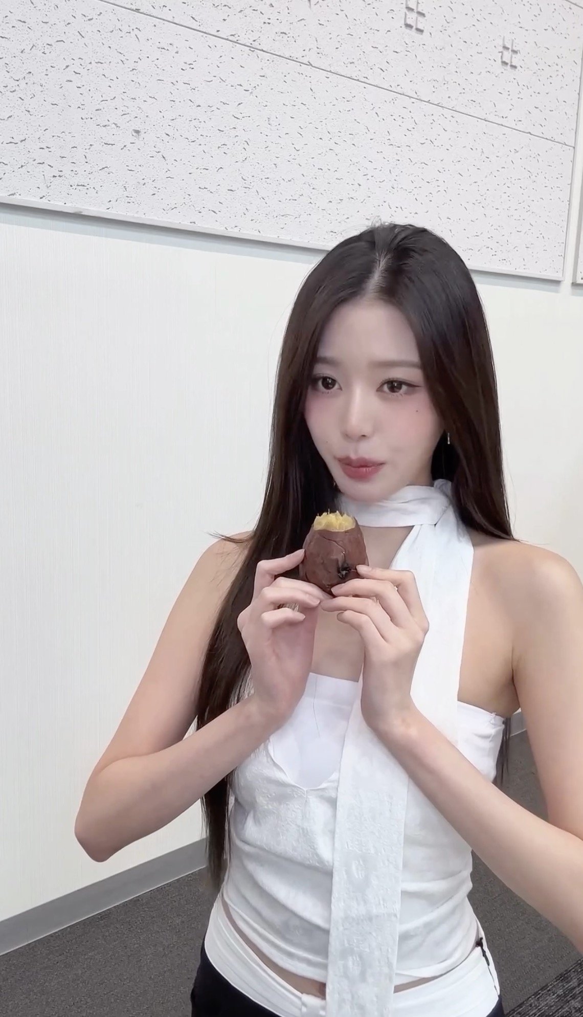 골때리는 공주님👸🏻🤣@장원영
무맥락 영상 속에서도 센스 넘치는 리본 or 두르는 스카프 스타일링🎀🤍 이미지