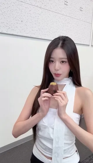 골때리는 공주님👸🏻🤣@장원영 무맥락 영상 속에서도 센스 넘치는 리본 or 두르는 스카프 스타일링🎀🤍 이미지