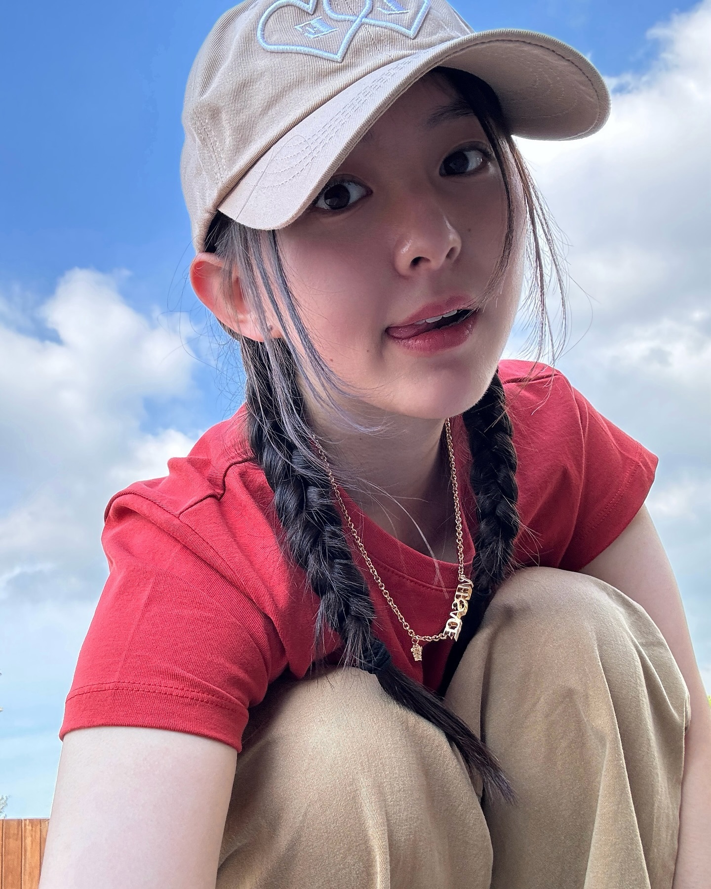 볼캡 쓸 때 더 귀여워지는 양갈래 땋은 머리👧 이미지