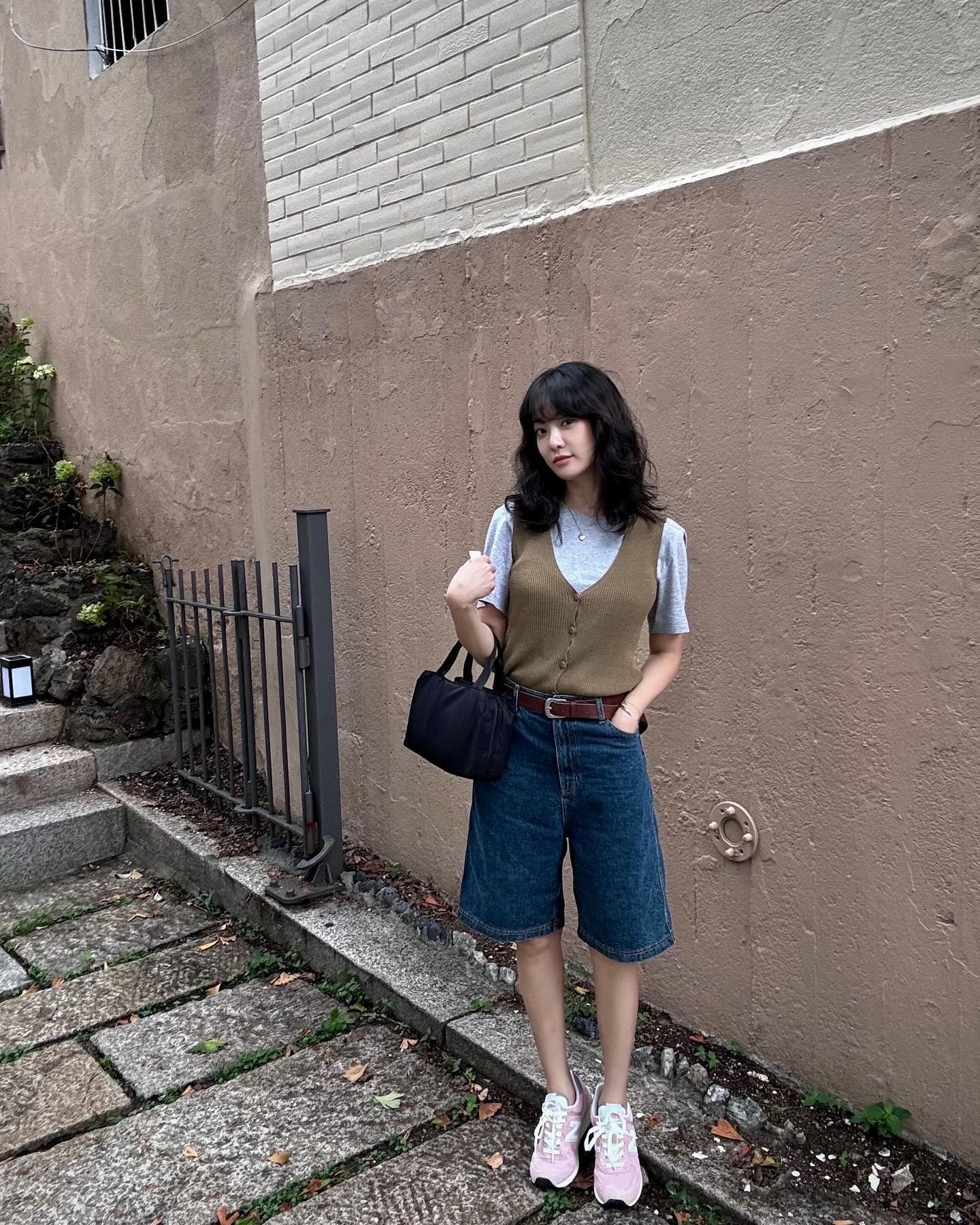 깔끔하게 넣입👖버뮤다데님 코디
누구나 쉽게 넣어 입는 코디로 다리 길어보이게 입자✨  이미지