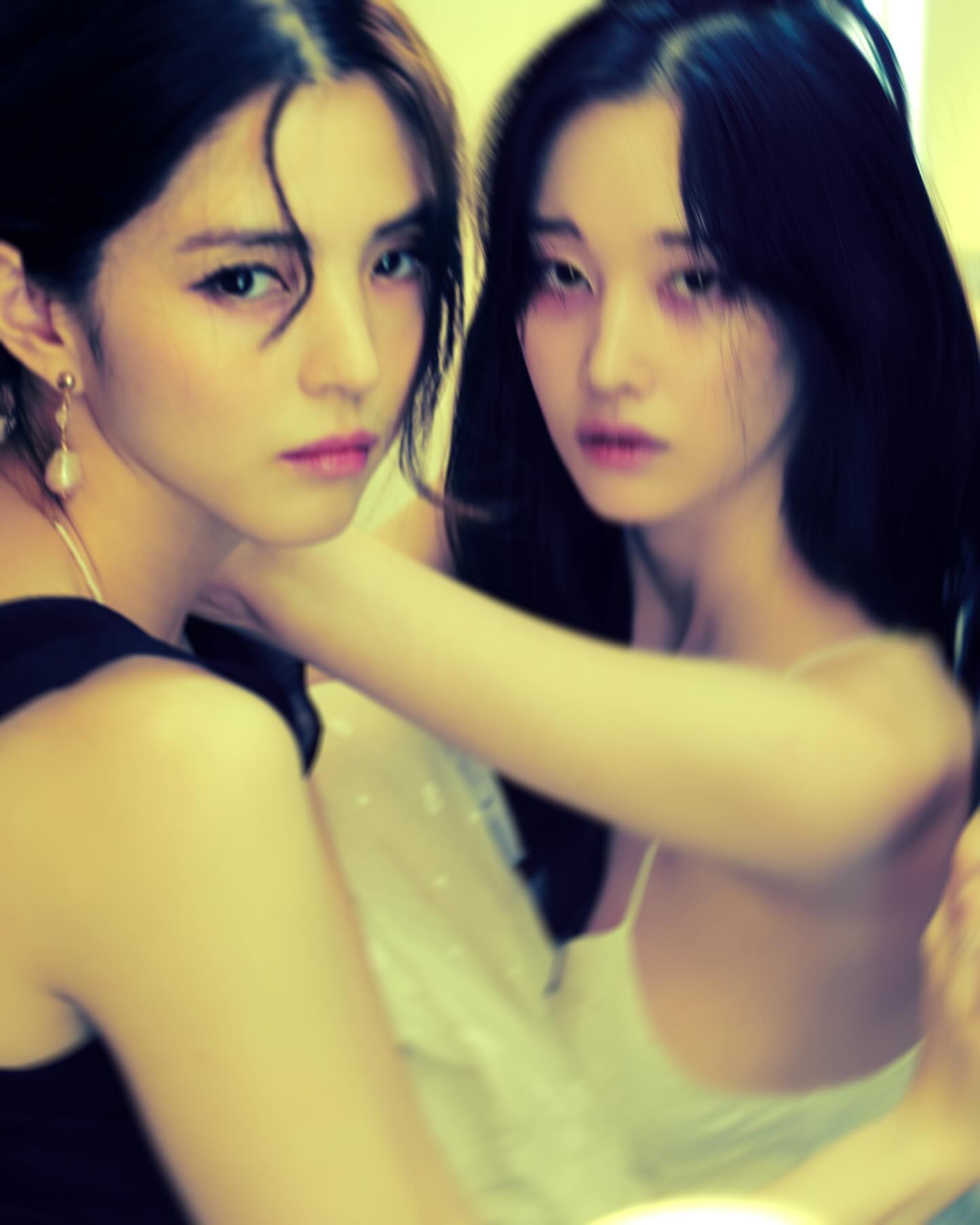 한소희X전종서 미친 비주얼 합✨🖤
한소희와 전종서가 강렬한 화보 사진이 화제가 되고 있습니다. 한소희는 블랙 드레스를, 전종서는 화이트 드레스를 입어 두 사람의 개성과 상반된 매력을 한층 부각시켰는데요. 짙은 스모키 메이크업으로 색다른 분위기를 자아내며 몽환적인 퇴페미와 두 사람의 비주얼 케미가 눈길을 사로잡았습니다. 한편, 94년생 동갑내기인 두 사람은 누아르 작품인 ‘프로젝트 Y’(가제)에 캐스팅되어 벌써부터 큰 기대를 모으고 있습니다. 이미지3