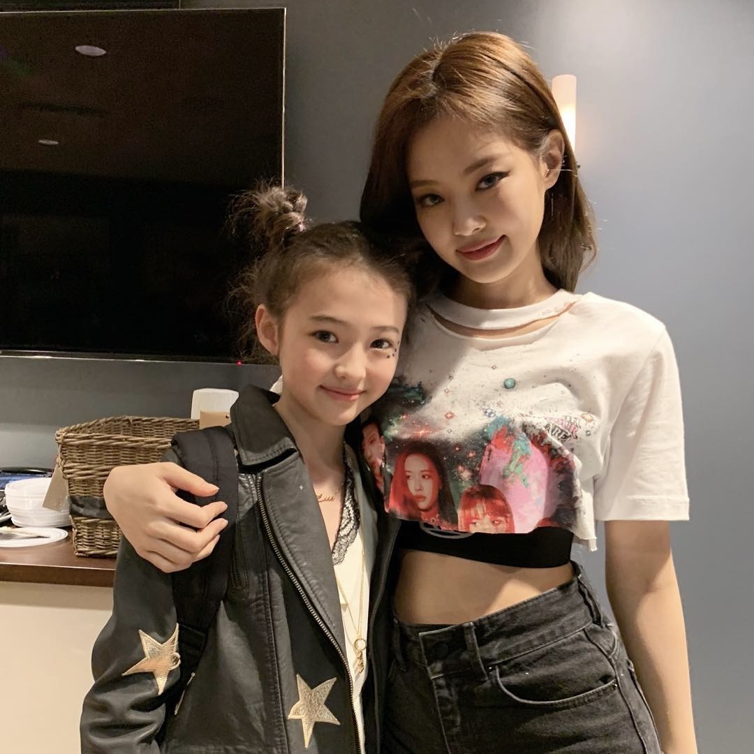 미야오로 데뷔한 리틀 제니 엘라👩🏻‍❤️‍👩🏻

더블랙레이블이 어제 공개한 걸그룹 ‘미야오’의 첫 번째 멤버 엘라 그로스. 어린 시절부터 키즈모델, 아역 배우로 활동한 엘라 그로스는 블랙핑크 제니와 닮은 꼴로 화제를 모았었는데요. 배스킨라빈스 CF와 자이언티 ‘멋지게 인사하는 법’ 뮤직비디오에도 등장했었죠. 앞서 엘라 그로스는 블랙핑크 멤버들과 여러 번 만남을 가져 함께 식사를 하거나 놀이공원을 방문하는 등 남다른 친분을 과시했었는데요. 지수는 엘라 그로스의 데뷔가 공개되자 자신의 SNS에 공유하며 “엘라야 축하해”라고 응원을 보내기도 했습니다. 이미지