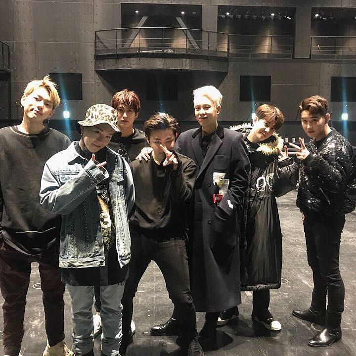 이게 얼마만에 블락비 완전체야🐝
블락비가 내일(6일) 방송되는 ‘더 시즌즈-지코의 아티스트’ 마지막 화에 완전체로 출연합니다. 블락비 멤버들은 MC 지코를 위해 완전체 출연을 결정했으며, ‘지코의 아티스트’ 마지막 회를 더욱 의미 있게 장식할 예정인데요. 지난 2022년 해병대 군악대 정기연주회 이후 2년 만에 선보이는 완전체 무대일뿐더러 이날 녹화에서 피오가 내년 컴백 예정이라고 말한 것으로 전해져 관심이 쏠리고 있습니다. 이미지7