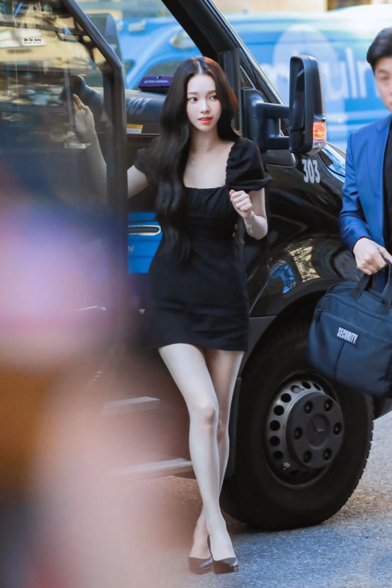 셀럽 픽 자라 아이템 리스트🖤✨
셀럽들도 즐겨 입는 갓성비 브랜드, ZARA

1. 제니: 레더 플랫 로퍼 12만 9천 9백 원.

2. 카리나: 린넨 혼방 원피스 5만 5천 원.

3. 다솜: 자수 펀칭 버뮤다팬츠 4만 9천 9백 원.

4. 기은세: 크로셰 로맨틱 탑 5만 9천 9백 원.

5. 유이수: 벌룬 미니 원피스 8만 9천 9백 원.

6. 뉴진스: 포켓 포폴린 셔츠 4만 9천 9백 원. 이미지