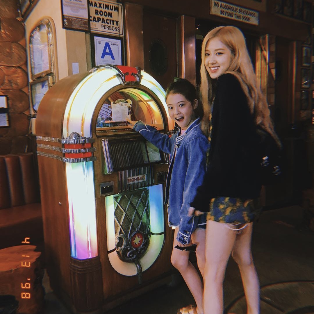 미야오로 데뷔한 리틀 제니 엘라👩🏻‍❤️‍👩🏻

더블랙레이블이 어제 공개한 걸그룹 ‘미야오’의 첫 번째 멤버 엘라 그로스. 어린 시절부터 키즈모델, 아역 배우로 활동한 엘라 그로스는 블랙핑크 제니와 닮은 꼴로 화제를 모았었는데요. 배스킨라빈스 CF와 자이언티 ‘멋지게 인사하는 법’ 뮤직비디오에도 등장했었죠. 앞서 엘라 그로스는 블랙핑크 멤버들과 여러 번 만남을 가져 함께 식사를 하거나 놀이공원을 방문하는 등 남다른 친분을 과시했었는데요. 지수는 엘라 그로스의 데뷔가 공개되자 자신의 SNS에 공유하며 “엘라야 축하해”라고 응원을 보내기도 했습니다. 이미지3