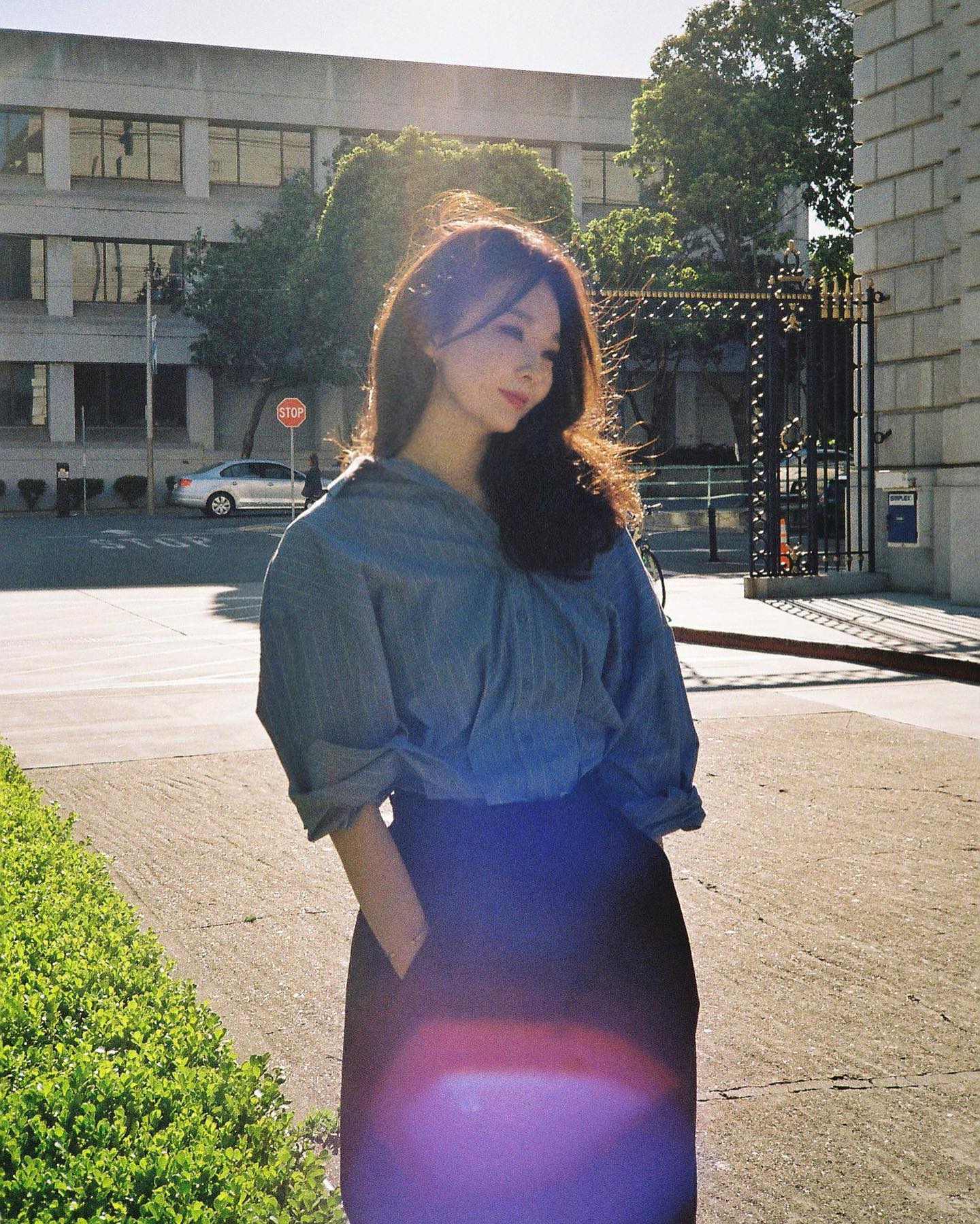 요즘 자꾸 뜨는 ‘이 단어’

요즘 인스타그램에 접속할 때마다 보이는 단어가 있죠? 바로 ‘드뮤어(Demure)’입니다. 사전적으로는 ‘얌전한’, ‘차분한’을 뜻하는 드뮤어. 왜 이렇게 화제가 되고 있는 걸까요?

드뮤어 트렌드는 한 틱톡 영상에서 탄생했어요. 틱톡커 줄스 르브론(Jools Lebron)은 영상 속에서 자신이 추구하는 미학을 설명합니다. 바로 ‘과한 것을 지양하고, 차분한 태도를 유지할 것(Very demure, very mindful)’. 이 영상은 큰 화제를 얻어 각종 분야에서 밈으로 활용되었고, 트렌드로 자리 잡았습니다.

드뮤어 트렌드는 패션계에도 선풍적인 영향을 끼치고 있습니다. 지금의 패션 피플은 요란하고, 화려한 스타일링에 지쳤기 때문이죠. 꾸안꾸, 올드머니, 미니멀룩이 유행하는 것도 같은 맥락입니다. 가을이 시작되면 드뮤어 트렌드는 더욱 힘을 얻을 겁니다.

가을은 ‘드뮤어(Demure)’한 계절이니까요! 드뮤어 트렌드에 딱 맞는 룩을 모아봤어요. 올 가을은 드뮤어 트렌드에 같이 탑승해보아요🤗🍁 이미지