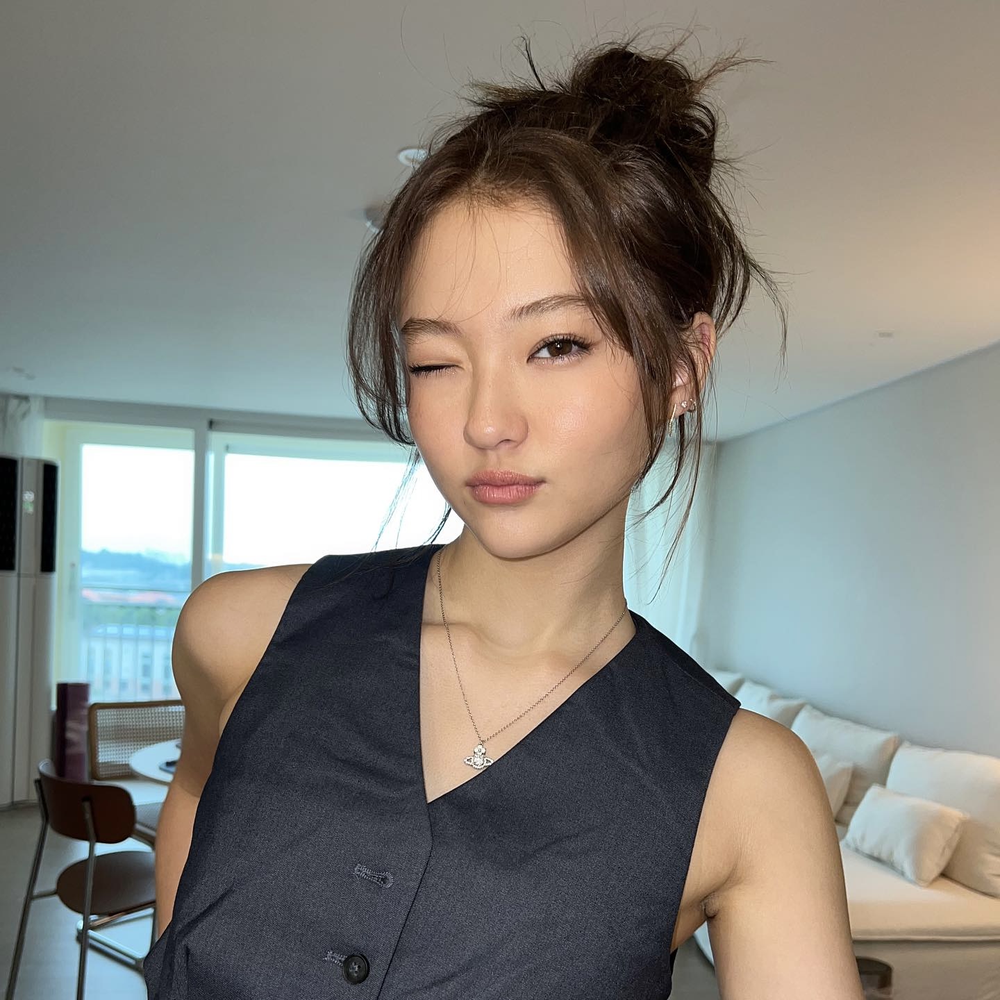 미야오로 데뷔한 리틀 제니 엘라👩🏻‍❤️‍👩🏻

더블랙레이블이 어제 공개한 걸그룹 ‘미야오’의 첫 번째 멤버 엘라 그로스. 어린 시절부터 키즈모델, 아역 배우로 활동한 엘라 그로스는 블랙핑크 제니와 닮은 꼴로 화제를 모았었는데요. 배스킨라빈스 CF와 자이언티 ‘멋지게 인사하는 법’ 뮤직비디오에도 등장했었죠. 앞서 엘라 그로스는 블랙핑크 멤버들과 여러 번 만남을 가져 함께 식사를 하거나 놀이공원을 방문하는 등 남다른 친분을 과시했었는데요. 지수는 엘라 그로스의 데뷔가 공개되자 자신의 SNS에 공유하며 “엘라야 축하해”라고 응원을 보내기도 했습니다. 이미지10
