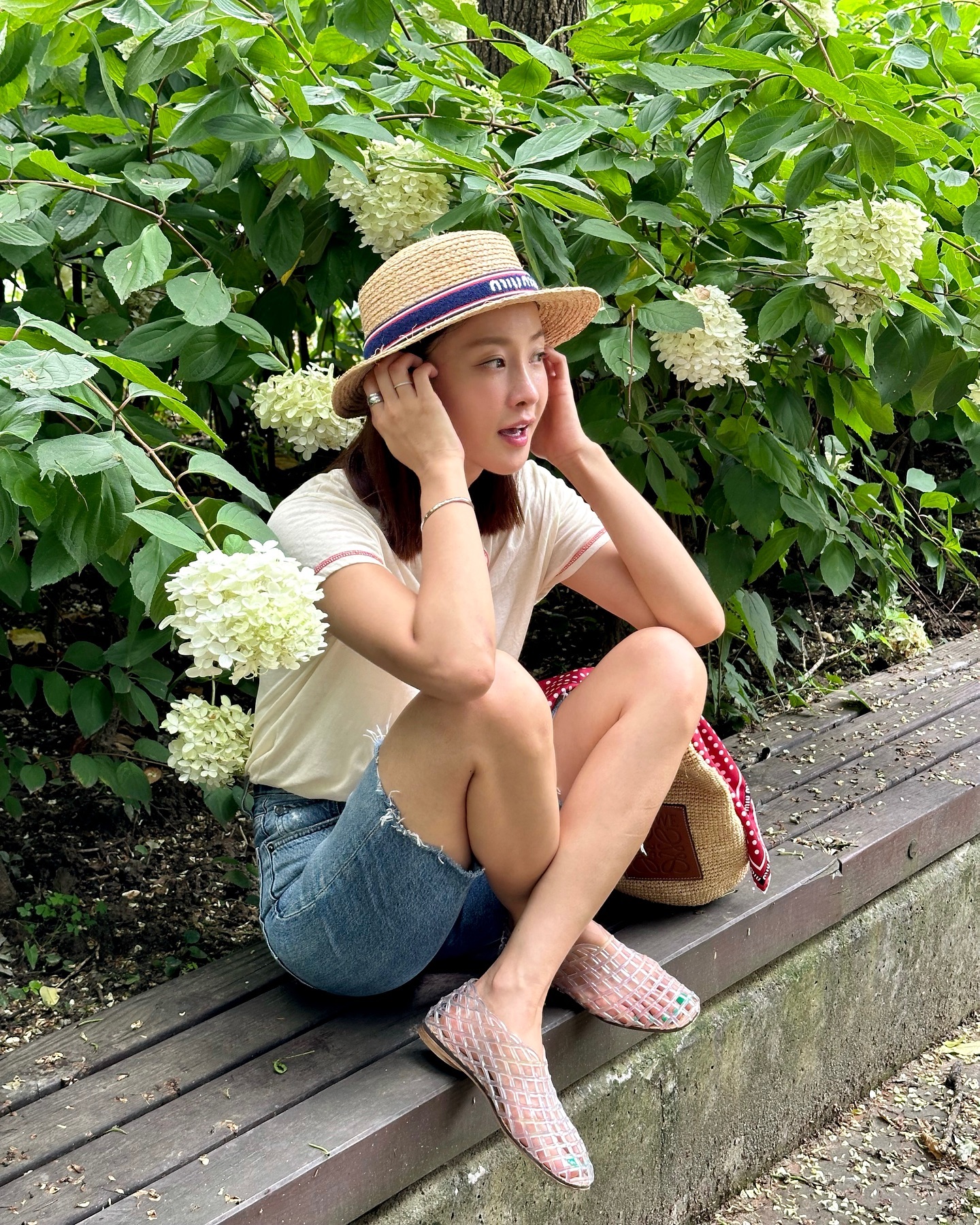 깔끔하게 넣입👖버뮤다데님 코디
누구나 쉽게 넣어 입는 코디로 다리 길어보이게 입자✨  이미지