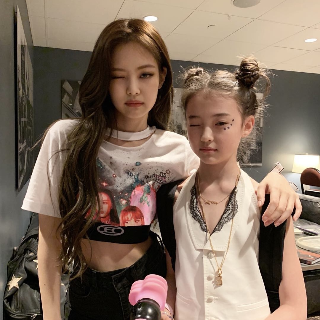 미야오로 데뷔한 리틀 제니 엘라👩🏻‍❤️‍👩🏻

더블랙레이블이 어제 공개한 걸그룹 ‘미야오’의 첫 번째 멤버 엘라 그로스. 어린 시절부터 키즈모델, 아역 배우로 활동한 엘라 그로스는 블랙핑크 제니와 닮은 꼴로 화제를 모았었는데요. 배스킨라빈스 CF와 자이언티 ‘멋지게 인사하는 법’ 뮤직비디오에도 등장했었죠. 앞서 엘라 그로스는 블랙핑크 멤버들과 여러 번 만남을 가져 함께 식사를 하거나 놀이공원을 방문하는 등 남다른 친분을 과시했었는데요. 지수는 엘라 그로스의 데뷔가 공개되자 자신의 SNS에 공유하며 “엘라야 축하해”라고 응원을 보내기도 했습니다. 이미지2