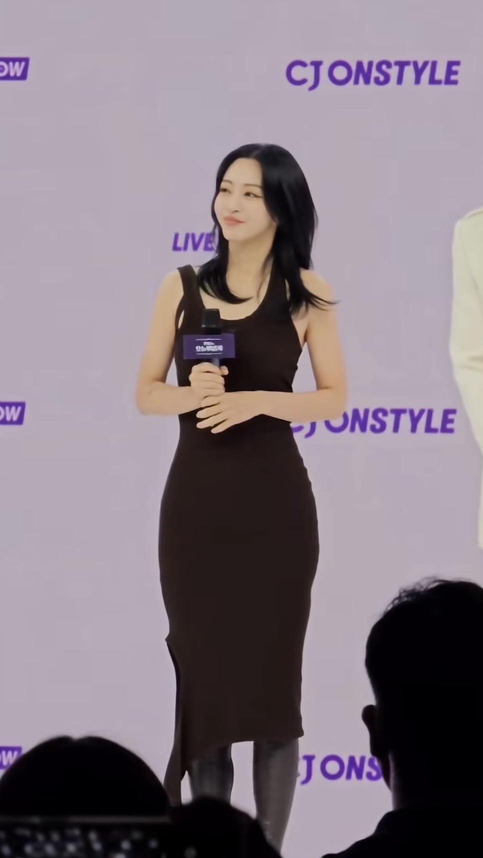 엥?💜예슬 언니가 오늘 뭐 입지?🙋🏻‍♀️
언닌 다 예쁘자나여.. 보라색 원피스 핏👗마네킹이세여?!

8/22(목) '한예슬의 오늘 뭐입지?'의 제작발표회가 진행 되었습니다. '한예슬의 오늘 뭐입지?'는 MC 한예슬과 이외 MC들이 패션 관계자와 함께 패션 스타일링을 제안하는 실시간 코칭 라이브 프로그램입니다.

평소 패션 센스가 좋은 한예슬이 MC를 맡은 가운데 '한예슬의 오늘 뭐입지?'는 오는 8/26(화) 9시 CJ온스타일에서 첫 방송 될 예정입니다. 이미지