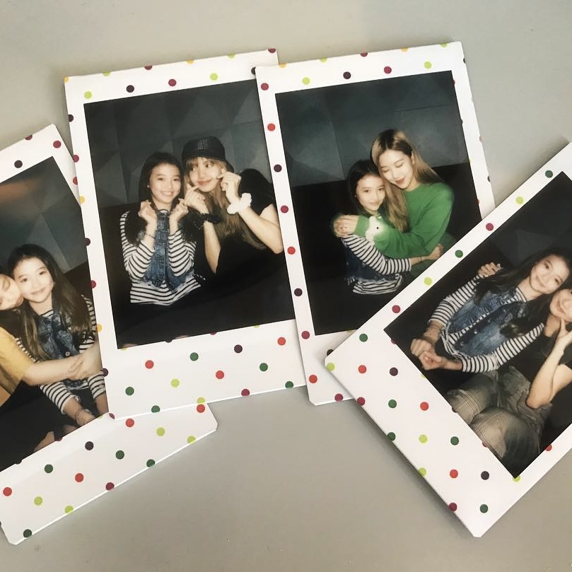 미야오로 데뷔한 리틀 제니 엘라👩🏻‍❤️‍👩🏻

더블랙레이블이 어제 공개한 걸그룹 ‘미야오’의 첫 번째 멤버 엘라 그로스. 어린 시절부터 키즈모델, 아역 배우로 활동한 엘라 그로스는 블랙핑크 제니와 닮은 꼴로 화제를 모았었는데요. 배스킨라빈스 CF와 자이언티 ‘멋지게 인사하는 법’ 뮤직비디오에도 등장했었죠. 앞서 엘라 그로스는 블랙핑크 멤버들과 여러 번 만남을 가져 함께 식사를 하거나 놀이공원을 방문하는 등 남다른 친분을 과시했었는데요. 지수는 엘라 그로스의 데뷔가 공개되자 자신의 SNS에 공유하며 “엘라야 축하해”라고 응원을 보내기도 했습니다. 이미지9