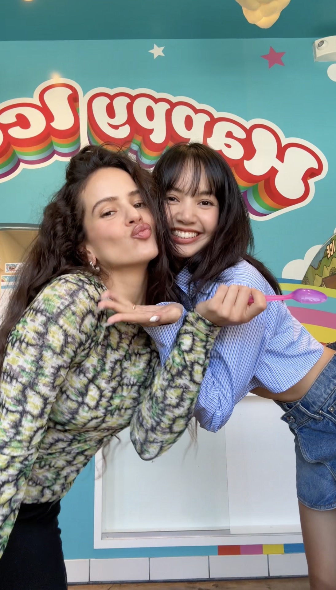 이 조합 드디어 떴다!❤️‍🔥
리사로사의 뉴 우먼 댄스 챌린지👯‍♀️ 간단한 포인트 안무로 금방 따라할 수 있겠는데?🖤@같이하자 이미지