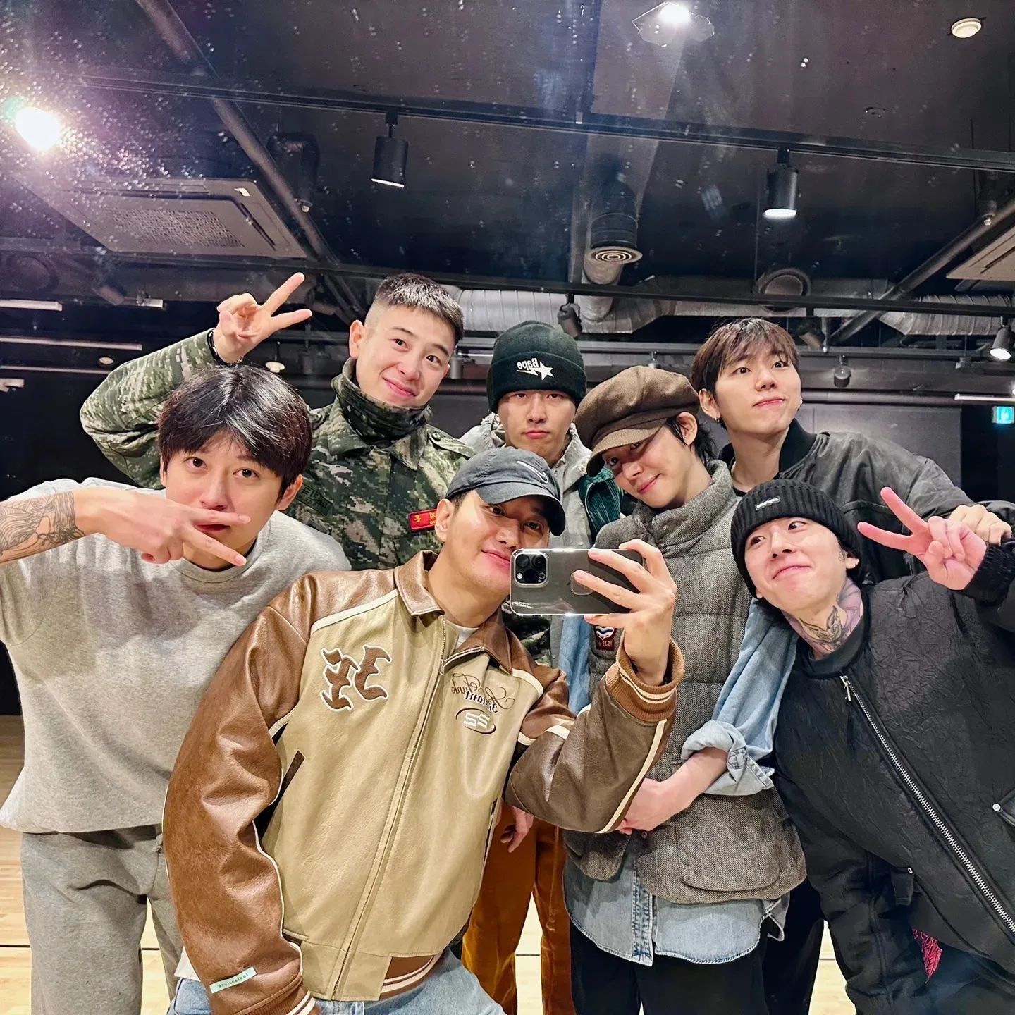 이게 얼마만에 블락비 완전체야🐝
블락비가 내일(6일) 방송되는 ‘더 시즌즈-지코의 아티스트’ 마지막 화에 완전체로 출연합니다. 블락비 멤버들은 MC 지코를 위해 완전체 출연을 결정했으며, ‘지코의 아티스트’ 마지막 회를 더욱 의미 있게 장식할 예정인데요. 지난 2022년 해병대 군악대 정기연주회 이후 2년 만에 선보이는 완전체 무대일뿐더러 이날 녹화에서 피오가 내년 컴백 예정이라고 말한 것으로 전해져 관심이 쏠리고 있습니다. 이미지5