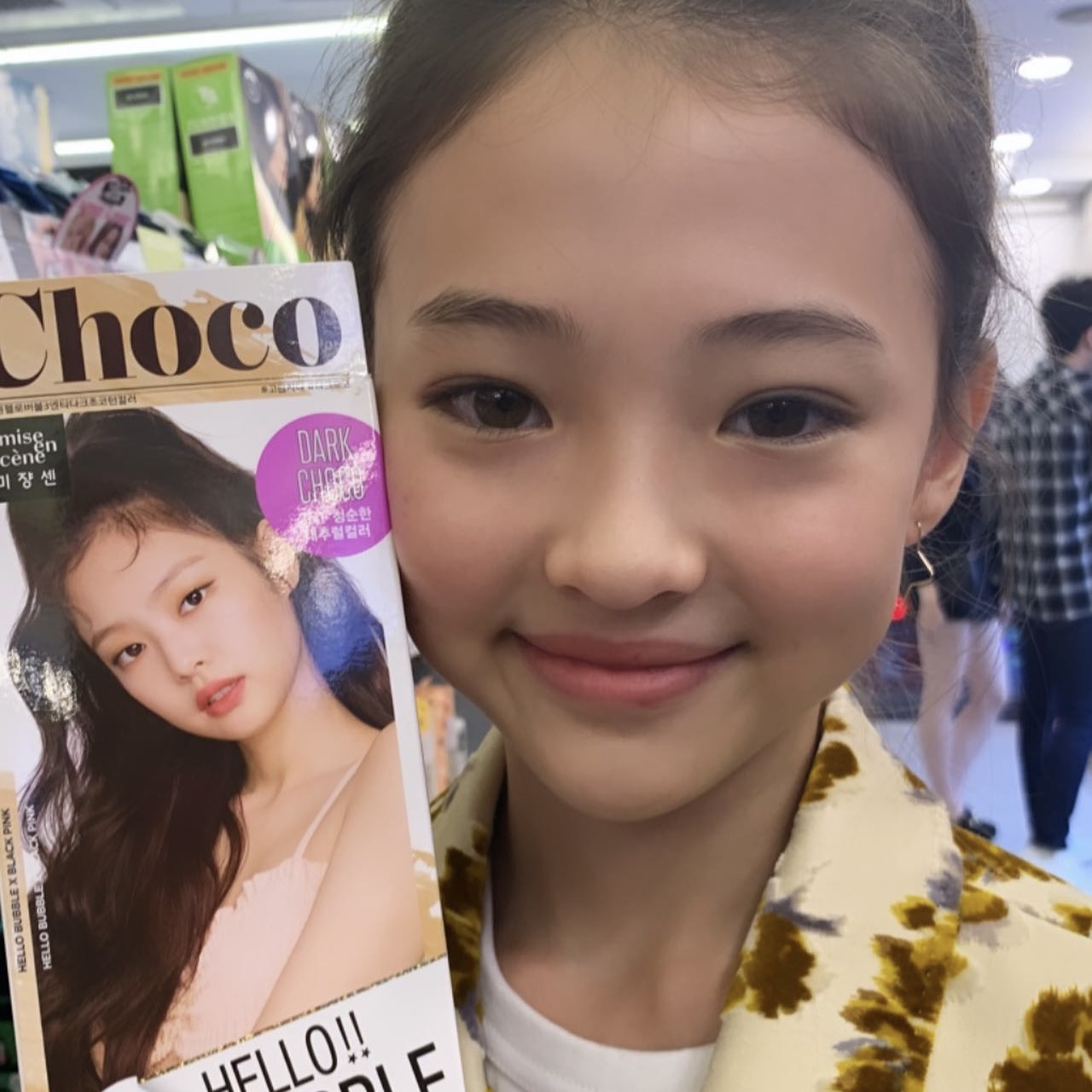 미야오로 데뷔한 리틀 제니 엘라👩🏻‍❤️‍👩🏻

더블랙레이블이 어제 공개한 걸그룹 ‘미야오’의 첫 번째 멤버 엘라 그로스. 어린 시절부터 키즈모델, 아역 배우로 활동한 엘라 그로스는 블랙핑크 제니와 닮은 꼴로 화제를 모았었는데요. 배스킨라빈스 CF와 자이언티 ‘멋지게 인사하는 법’ 뮤직비디오에도 등장했었죠. 앞서 엘라 그로스는 블랙핑크 멤버들과 여러 번 만남을 가져 함께 식사를 하거나 놀이공원을 방문하는 등 남다른 친분을 과시했었는데요. 지수는 엘라 그로스의 데뷔가 공개되자 자신의 SNS에 공유하며 “엘라야 축하해”라고 응원을 보내기도 했습니다. 이미지7