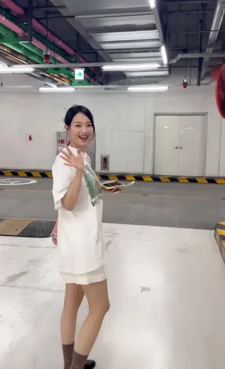 민아언니 퇴근룩도 @예뻐🏃🏻♀️➡️💓
박시한 화이트 반팔티+반바지에 핑크 네트백으로 화사한 포인트 주기✔️💖 이미지