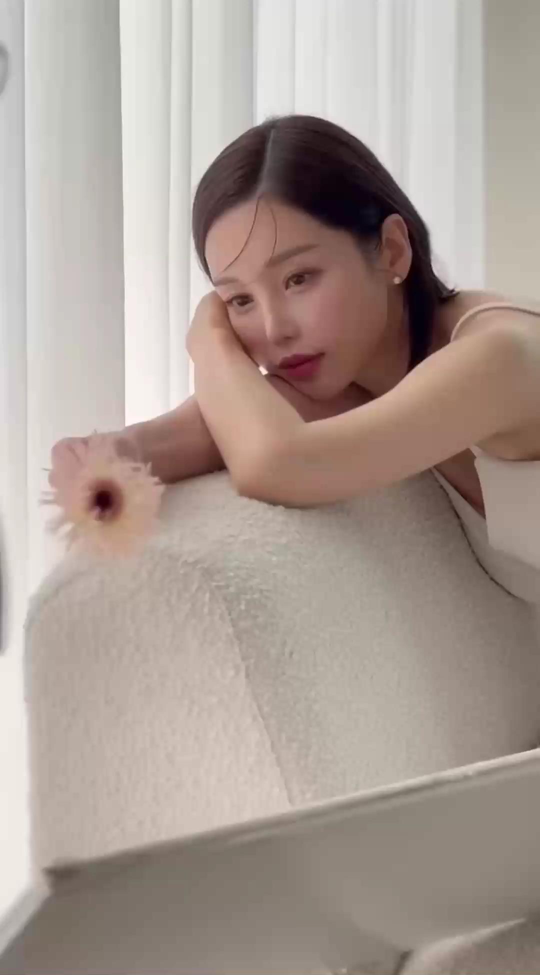 꽃보다 아름다운 미모😍🌸남규리
진주 귀걸이에 원피스로 순백의 여신🤍 우아한 깻잎머리 포인트 이미지