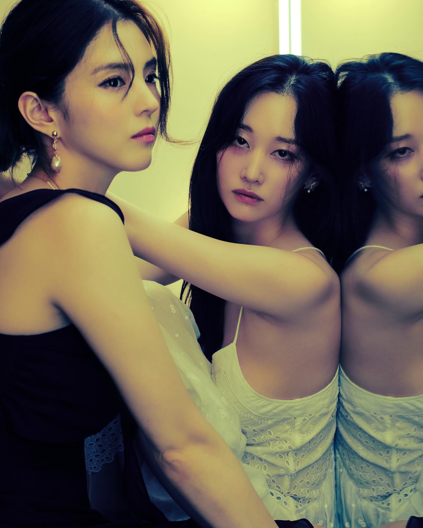 한소희X전종서 미친 비주얼 합✨🖤

한소희와 전종서가 강렬한 화보 사진이 화제가 되고 있습니다. 한소희는 블랙 드레스를, 전종서는 화이트 드레스를 입어 두 사람의 개성과 상반된 매력을 한층 부각시켰는데요. 짙은 스모키 메이크업으로 색다른 분위기를 자아내며 몽환적인 퇴페미와 두 사람의 비주얼 케미가 눈길을 사로잡았습니다. 한편, 94년생 동갑내기인 두 사람은 누아르 작품인 ‘프로젝트 Y’(가제)에 캐스팅되어 벌써부터 큰 기대를 모으고 있습니다. 이미지