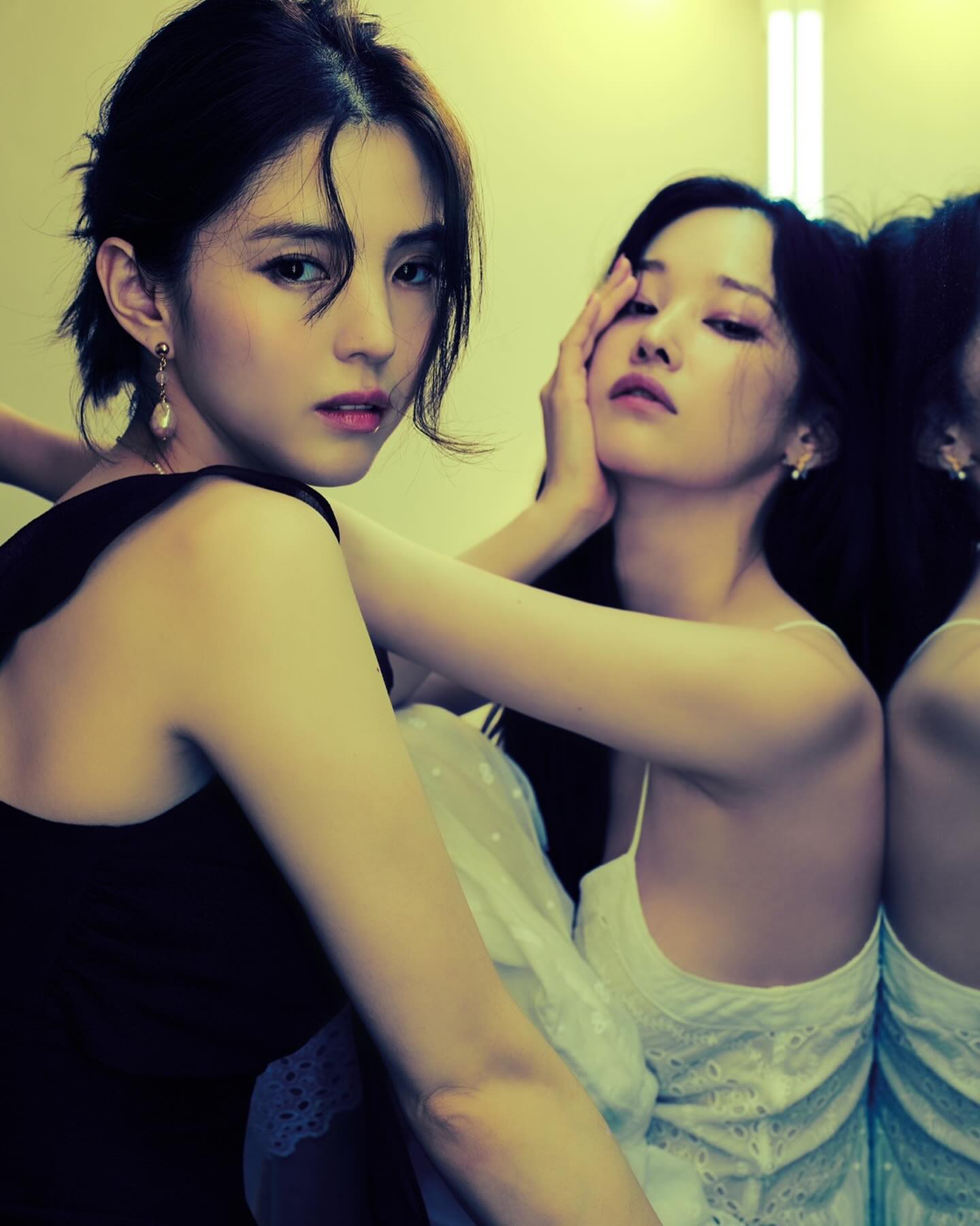 한소희X전종서 미친 비주얼 합✨🖤

한소희와 전종서가 강렬한 화보 사진이 화제가 되고 있습니다. 한소희는 블랙 드레스를, 전종서는 화이트 드레스를 입어 두 사람의 개성과 상반된 매력을 한층 부각시켰는데요. 짙은 스모키 메이크업으로 색다른 분위기를 자아내며 몽환적인 퇴페미와 두 사람의 비주얼 케미가 눈길을 사로잡았습니다. 한편, 94년생 동갑내기인 두 사람은 누아르 작품인 ‘프로젝트 Y’(가제)에 캐스팅되어 벌써부터 큰 기대를 모으고 있습니다. 이미지