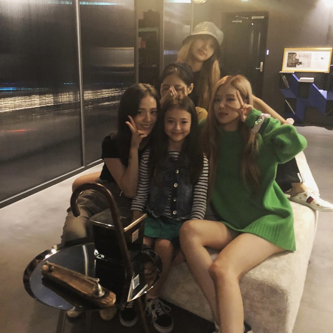 미야오로 데뷔한 리틀 제니 엘라👩🏻‍❤️‍👩🏻

더블랙레이블이 어제 공개한 걸그룹 ‘미야오’의 첫 번째 멤버 엘라 그로스. 어린 시절부터 키즈모델, 아역 배우로 활동한 엘라 그로스는 블랙핑크 제니와 닮은 꼴로 화제를 모았었는데요. 배스킨라빈스 CF와 자이언티 ‘멋지게 인사하는 법’ 뮤직비디오에도 등장했었죠. 앞서 엘라 그로스는 블랙핑크 멤버들과 여러 번 만남을 가져 함께 식사를 하거나 놀이공원을 방문하는 등 남다른 친분을 과시했었는데요. 지수는 엘라 그로스의 데뷔가 공개되자 자신의 SNS에 공유하며 “엘라야 축하해”라고 응원을 보내기도 했습니다. 이미지6