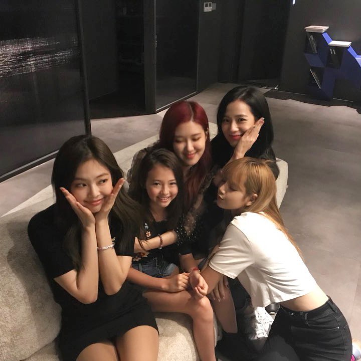 미야오로 데뷔한 리틀 제니 엘라👩🏻‍❤️‍👩🏻

더블랙레이블이 어제 공개한 걸그룹 ‘미야오’의 첫 번째 멤버 엘라 그로스. 어린 시절부터 키즈모델, 아역 배우로 활동한 엘라 그로스는 블랙핑크 제니와 닮은 꼴로 화제를 모았었는데요. 배스킨라빈스 CF와 자이언티 ‘멋지게 인사하는 법’ 뮤직비디오에도 등장했었죠. 앞서 엘라 그로스는 블랙핑크 멤버들과 여러 번 만남을 가져 함께 식사를 하거나 놀이공원을 방문하는 등 남다른 친분을 과시했었는데요. 지수는 엘라 그로스의 데뷔가 공개되자 자신의 SNS에 공유하며 “엘라야 축하해”라고 응원을 보내기도 했습니다. 이미지8