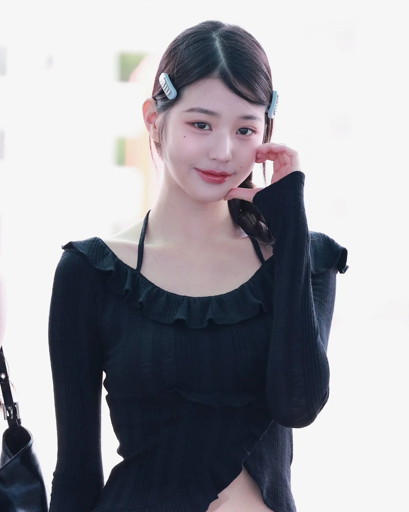 러블리힙이 추구미라면 주목👀🎀
셀럽들이 즐겨 입는 브랜드, 쓰리타임즈✨💖

1. 뉴진스: Cheery skirt 15만 1천 원.

2. 장원영: Annie top 8만 2천 원.

3. 윤이재: Vine heart tee & Cheery skirt 4만 8천 원/ 15만 1천 원.

4. 조이: Acorn quilted backpack 25만 8천 원.

5. 닝닝: Pink burning tee 4만 5천 원.

6. 이서: Tagging tank top 3만 8천 원.

7. 윤이재: Athletic slit skirt 7만 5천 원. 이미지2