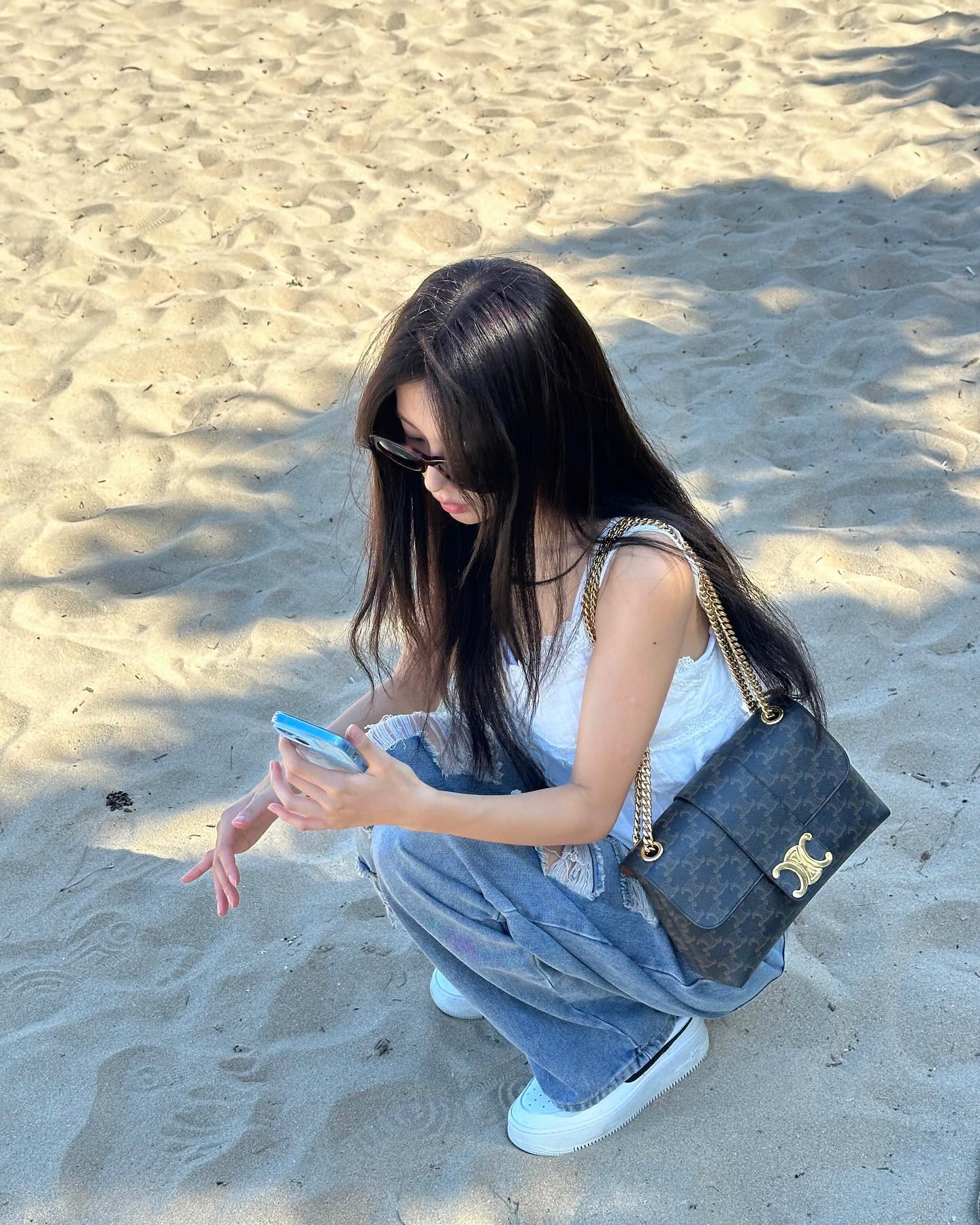 셀럽들의 최근 애착 나이키템👟

1. 켄달 제너 - 나이키 V2K 런 서밋 화이트 메탈릭 실버, 13만 9천 원.

2. 이유미 - 나이키 줌 보메로 5 포톤 더스트 앤 메탈릭 실버, 18만 9천 원.

3. 오눅 - 나이키 x 보디 아스트로그래버 SP 블랙 앤 코코넛 밀크, 18만 9천 원.

4. 혜리 - 나이키 x 자크뮈스 에어맥스 1 '86 세일 앤 서밋 화이트, 21만 9천 원. 

5. 차정원 - 나이키 x 스투시 LD-1000 SP 팬텀 아쿠아리어스 블루, 12만 9천 원.

6. 강혜원 - 나이키 에어포스 1 '07 화이트 블랙, 13만 9천 원.

7. 혜리 - 나이키 조던 1 로우 앤트러사이트 세일, 13만 9천 원.

8. 채원 - 나이키 에어 조던 1 엘리베이트 하이 애트모스피어 버블검, 20만 9천 원. 이미지6