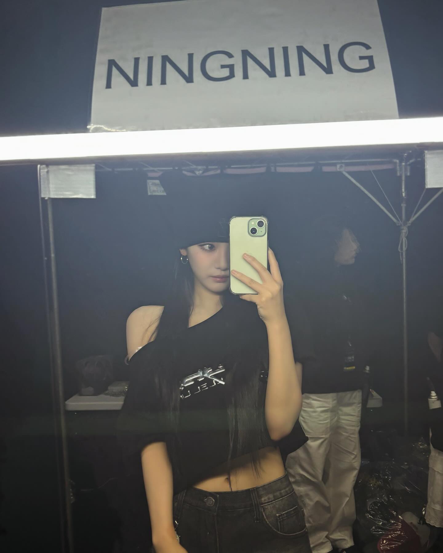 닝닝으로 보는 둥근얼굴형 인생머리3

예쁜 둥근 얼굴형으로 알려진 닝닝! 저도 둥근 얼굴형인데요, 제가 실제 미용실에 보여드린 닝닝의 사진으로 둥근 얼굴형의 인생머리 3가지 다-알려드릴게요🤗

1. 굵은 웨이브펌
굵은 웨이브 머리는 얼굴 양쪽 여백을 가려 빈 곳은 가려지고, 둥근 얼굴형 특유의 부드러운 매력을 가져갈 수 있죠.

2. 중단발 기장
둥근 얼굴형의 베스트 헤어는 단연 중단발이죠! 특히 레이어드가 들어가면 기장과 관계없이 중박은 치는 인생머리를 발견할 수 있을 거예요.

3. 모자 쓸 땐 귀를 숨길 것
혹시 핏이 마음에 드는 모자를 발견하지 못해 볼캡과 비니를 쓰지 못하고 계시나요? 그렇다면 한 번 귀를 머리카락으로 가린 채 모자를 써보세요. 실제 닝닝의 SNS 속 모자를 쓴 사진의 공통점은 귀를 가리고 있다는 점! 귀를 반쯤 가리거나, 한쪽만 가리는 방법은 얼굴형 외곽을 두드러지지 않게 해서 예쁜 모자핏을 완성 시켜준답니다. 이미지8