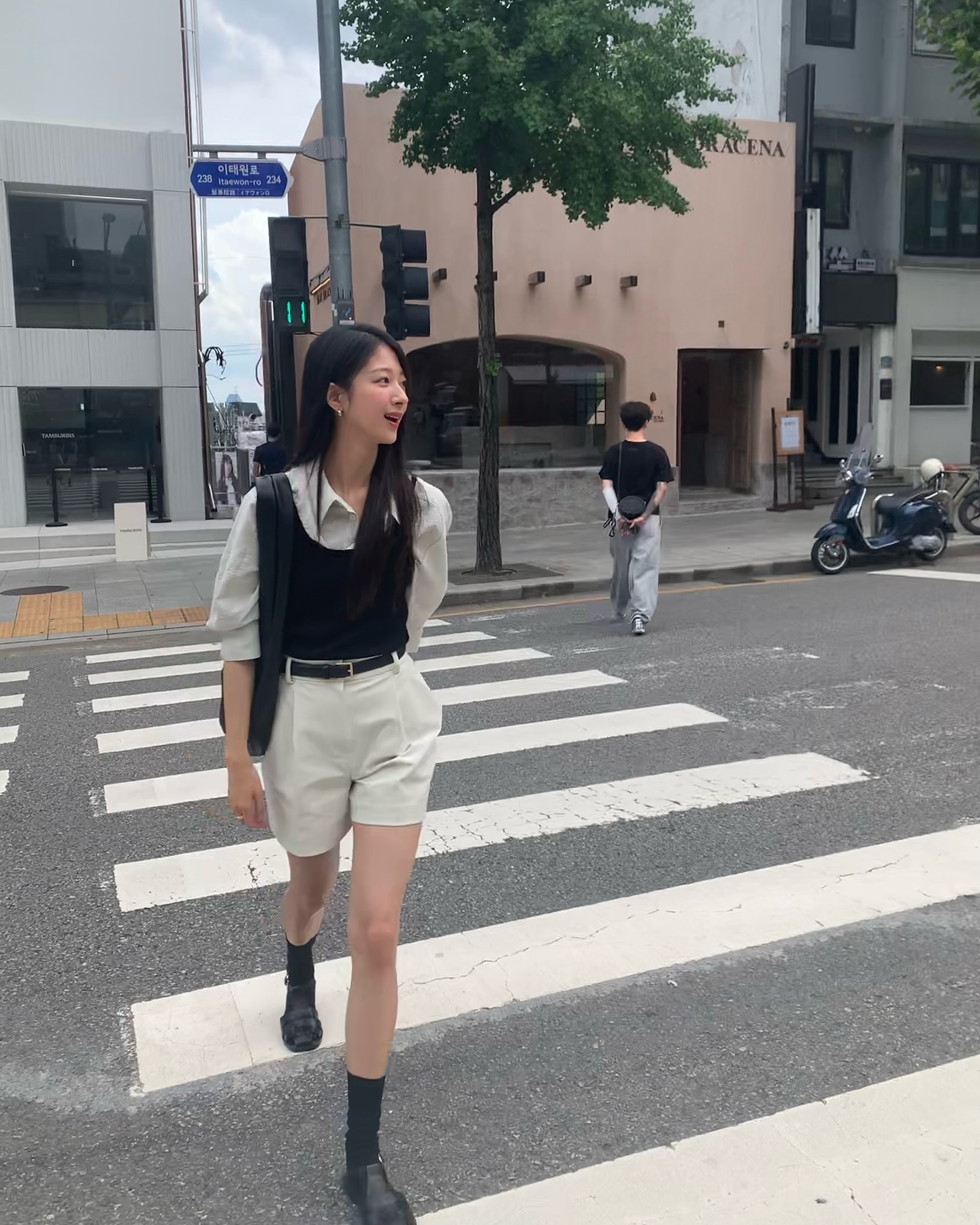 셀럽들의 레이어드는 특별하다✨
한 끗 차이로 더 스타일리시한 연예인들의 레이어드 꿀팁🍯✔️

1. 셔츠 + 니트 뷔스티에 + 숏 슬랙스
올가을은 차정원과 박민하 스타일링처럼 셔츠 레이어드를 즐겨보는 것도 추천합니다. 비슷한 톤의 셔츠와 숏 슬랙스 코디에 니트 뷔스티에를 더하는 방법인데요. 레더 아이템인 벨트와 가방으로 클래식함을 더해 주었습니다.

2. 회색 반팔 티셔츠 + 버뮤다 데님 + 브라운 니트
시크한 무드에 제격인 회색 반팔 티셔츠. 최근 차정원과 이주연은 회색 반팔과 버뮤다 데님, 그리고 브라운 니트로 같은 아이템 조합을 선택했는데요. 차정원은 브라운 니트를 어깨에 걸쳐 포인트를 주었고요. 이주연은 브라운 니트 베스트로 러블리함을 더했죠.

3. 반팔 티셔츠 + 긴팔 티셔츠
2000년대에 즐겨 입던 반팔&긴팔 조합 스타일링이 돌아왔습니다. 이시영은 흰색 긴팔 티셔츠와 반집업 폴로셔츠 조합에 시폰 스커트로 캐주얼하면서도 러블리한 코디를 완성했고요. 김나영은 같은 컬러의 긴팔 티셔츠와 오버핏 반팔 티셔츠 레이어드에 밴딩 쇼츠를 더해 스포티함이 가득한 스타일링을 연출했죠.

4. 반팔 티셔츠 + 워크웨어 조끼
색다른 아이템을 활용할 수도 있습니다. 워크웨어 무드의 조끼를 반팔 티셔츠에 더해보는 거죠. 이코코와 김나영 모두 오버핏 반팔 티셔츠에 워크웨어 조끼 조합을 선택했는데요. 이코코는 화이트 플레어스커트로 러블리하게, 김나영은 돌핀 팬츠와 선글라스를 더해 힙한 스타일링을 완성했습니다.

5. 긴팔 셔츠 + 반팔 폴로셔츠
미우미우가 쏘아 올린 트렌디한 아이템 조합, 긴팔 셔츠와 반팔 폴로셔츠 레이어드. 올해는 셔츠 조합 스타일링을 긴팔 니트 대신 반팔 폴로셔츠와 함께 즐겨보는 건 어떨까요? 비슷한 톤으로 맞추어 깔끔한 느낌을 낼 수도 있고요. 정반대의 컬러를 매치하여 발랄한 무드를 연출할 수도 있죠. 이미지
