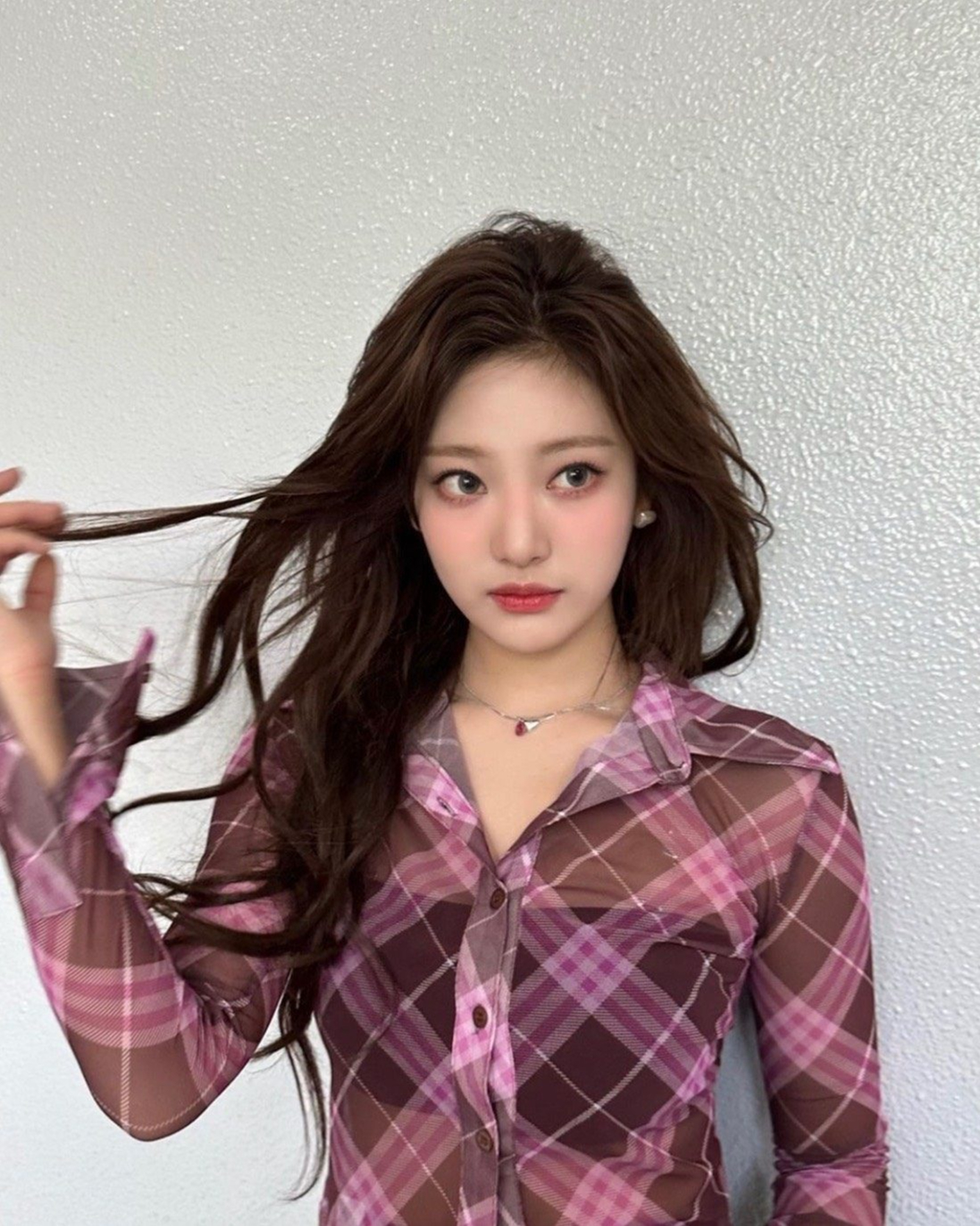 닝닝으로 보는 둥근얼굴형 인생머리3

예쁜 둥근 얼굴형으로 알려진 닝닝! 저도 둥근 얼굴형인데요, 제가 실제 미용실에 보여드린 닝닝의 사진으로 둥근 얼굴형의 인생머리 3가지 다-알려드릴게요🤗

1. 굵은 웨이브펌
굵은 웨이브 머리는 얼굴 양쪽 여백을 가려 빈 곳은 가려지고, 둥근 얼굴형 특유의 부드러운 매력을 가져갈 수 있죠.

2. 중단발 기장
둥근 얼굴형의 베스트 헤어는 단연 중단발이죠! 특히 레이어드가 들어가면 기장과 관계없이 중박은 치는 인생머리를 발견할 수 있을 거예요.

3. 모자 쓸 땐 귀를 숨길 것
혹시 핏이 마음에 드는 모자를 발견하지 못해 볼캡과 비니를 쓰지 못하고 계시나요? 그렇다면 한 번 귀를 머리카락으로 가린 채 모자를 써보세요. 실제 닝닝의 SNS 속 모자를 쓴 사진의 공통점은 귀를 가리고 있다는 점! 귀를 반쯤 가리거나, 한쪽만 가리는 방법은 얼굴형 외곽을 두드러지지 않게 해서 예쁜 모자핏을 완성 시켜준답니다. 이미지3