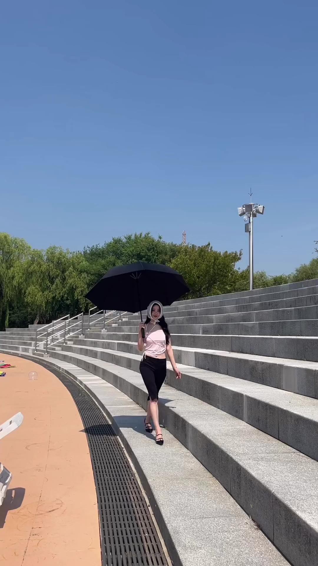 경리의 트렌드 아이템 활용법💞
헤드 스카프에 카프리 팬츠, 그리고 키튼 힐까지 완벽한 조합😍 이미지