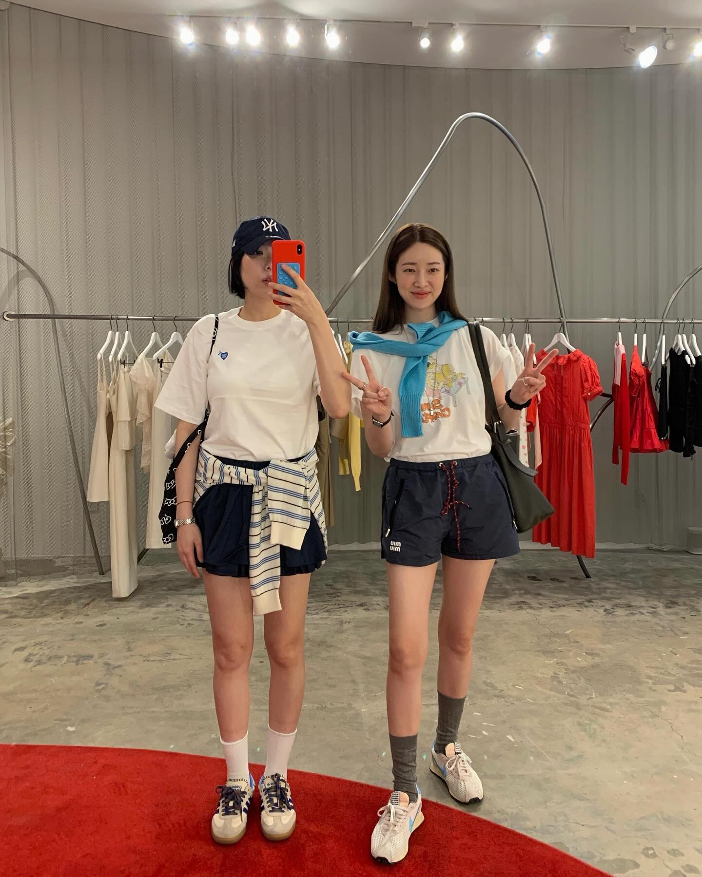 셀럽들의 최근 애착 나이키템👟

1. 켄달 제너 - 나이키 V2K 런 서밋 화이트 메탈릭 실버, 13만 9천 원.

2. 이유미 - 나이키 줌 보메로 5 포톤 더스트 앤 메탈릭 실버, 18만 9천 원.

3. 오눅 - 나이키 x 보디 아스트로그래버 SP 블랙 앤 코코넛 밀크, 18만 9천 원.

4. 혜리 - 나이키 x 자크뮈스 에어맥스 1 '86 세일 앤 서밋 화이트, 21만 9천 원. 

5. 차정원 - 나이키 x 스투시 LD-1000 SP 팬텀 아쿠아리어스 블루, 12만 9천 원.

6. 강혜원 - 나이키 에어포스 1 '07 화이트 블랙, 13만 9천 원.

7. 혜리 - 나이키 조던 1 로우 앤트러사이트 세일, 13만 9천 원.

8. 채원 - 나이키 에어 조던 1 엘리베이트 하이 애트모스피어 버블검, 20만 9천 원. 이미지5