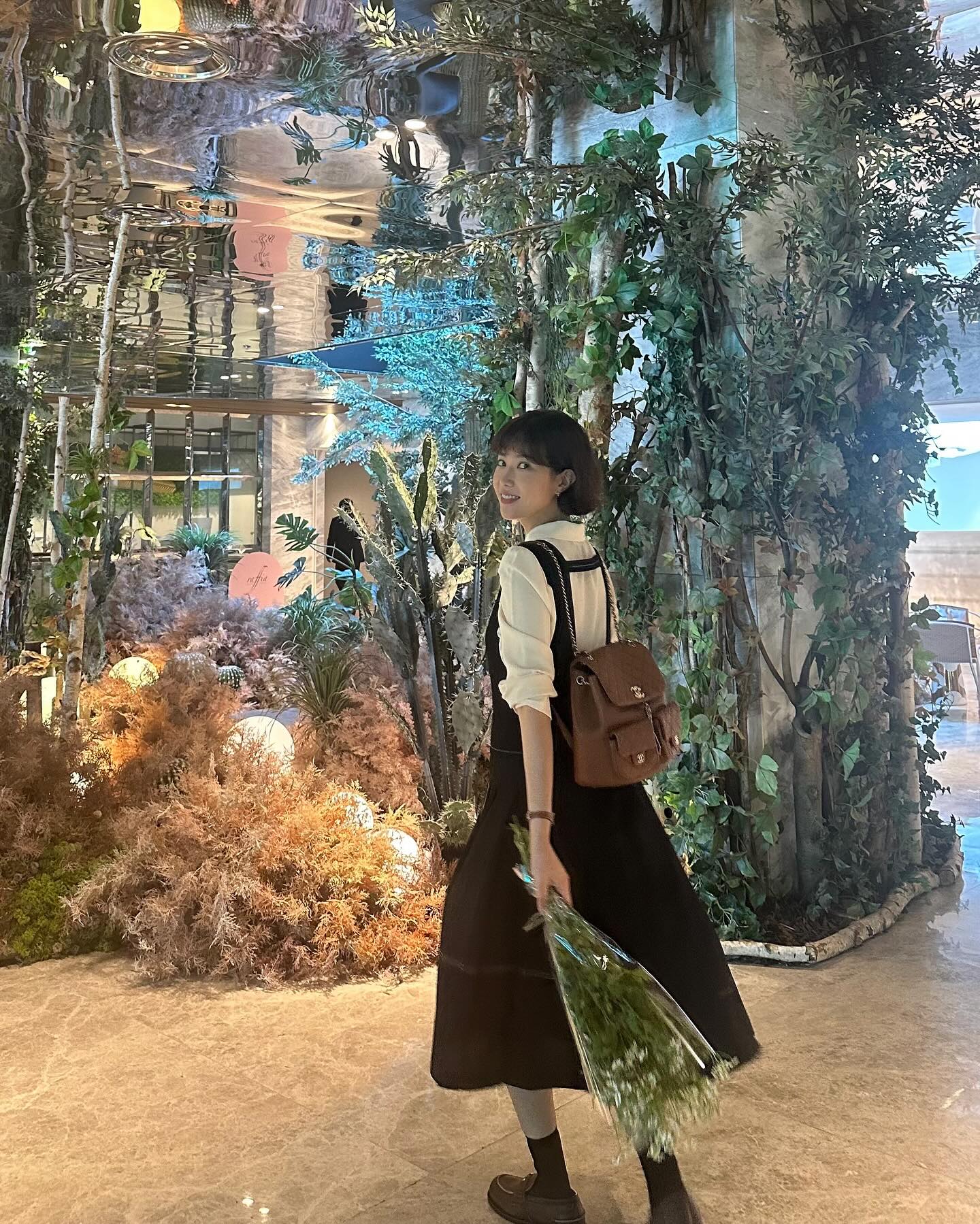 언니들 고급진 뒤태🖤✨샤넬 백팩

1. 고민시: 백팩 그레인드 카프스킨 & 골드 메탈 블랙

2. 이주빈: 가브리엘 백팩 스몰 빈티지 카프스킨 & 골드 실버 메탈 블랙

3. 서예지: 듀마 스몰 백팩 카프스킨 & 골드 메탈 블랙

4. 고민영: 1995 트리플 CC로고 백팩

5. 임수향: 듀마 스몰 백팩 그레인드 샤이니 카프스킨 & 골드 메탈 다크 베이지

6. 이시영: 클래식 미니 백팩

7. 이유비: 백팩 PVC

8. 소유진: 백팩 샤이니 그레인드 카프스킨 & 골드 메탈 블랙 이미지5