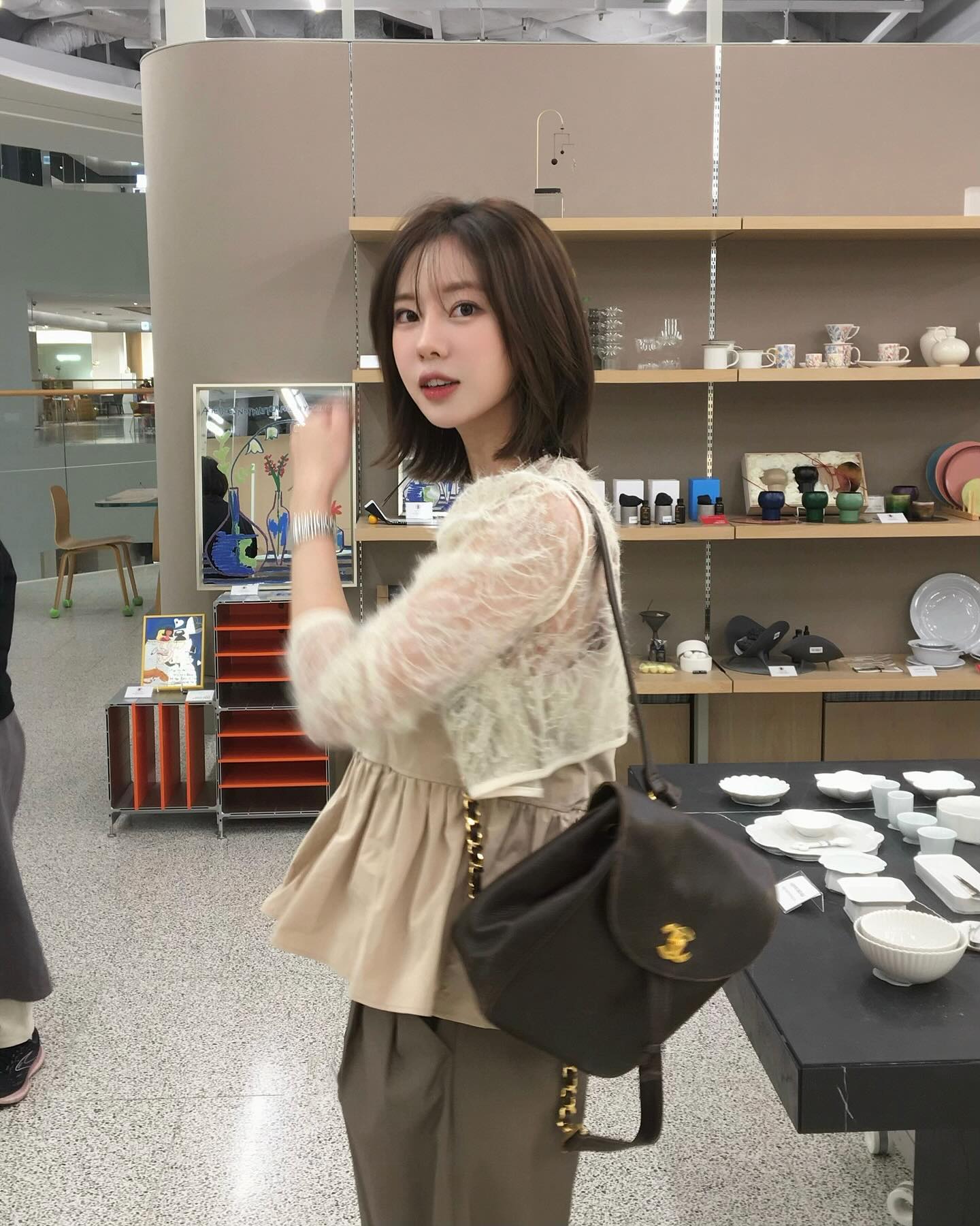 언니들 고급진 뒤태🖤✨샤넬 백팩

1. 고민시: 백팩 그레인드 카프스킨 & 골드 메탈 블랙

2. 이주빈: 가브리엘 백팩 스몰 빈티지 카프스킨 & 골드 실버 메탈 블랙

3. 서예지: 듀마 스몰 백팩 카프스킨 & 골드 메탈 블랙

4. 고민영: 1995 트리플 CC로고 백팩

5. 임수향: 듀마 스몰 백팩 그레인드 샤이니 카프스킨 & 골드 메탈 다크 베이지

6. 이시영: 클래식 미니 백팩

7. 이유비: 백팩 PVC

8. 소유진: 백팩 샤이니 그레인드 카프스킨 & 골드 메탈 블랙 이미지4