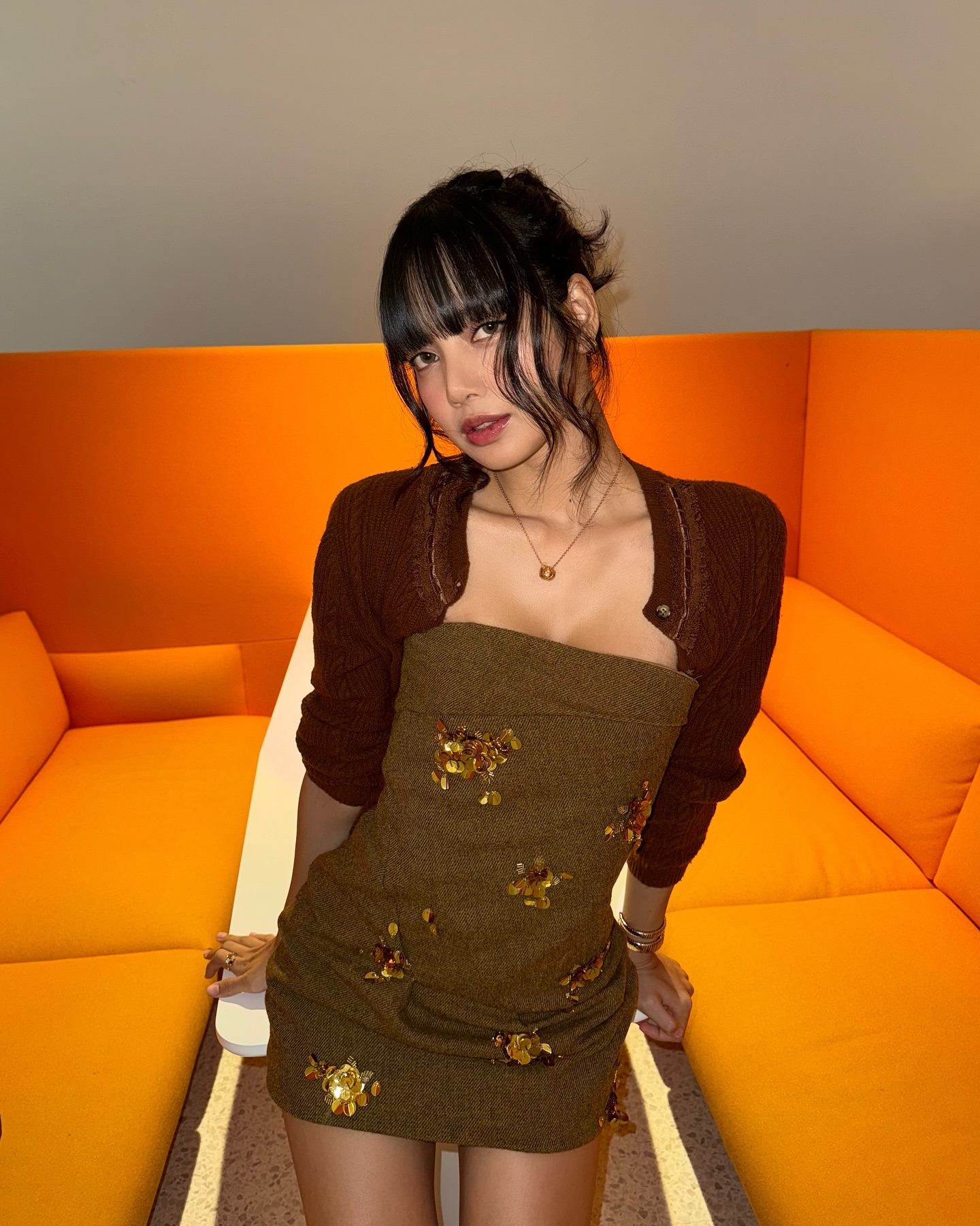 블랙핑크 인스타 광고비가 억대?💰

블랙핑크 멤버들의 광고 게시물 하나당 수익이 수억 원에 달한다는 분석이 발표됐습니다. 데이터 분석업체 호퍼HQ가 발표한 ‘2024 인스타그램 부자 리스트’에 블랙핑크 멤버들이 상위권을 차지했는데요. 리사는 29위로 약 1억 명에 가까운 팔로워를 보유하며, 게시물 하나당 약 8억 3600만 원의 광고 수익을 창출할 것으로 추산됐습니다. 이어 제니는 약 6억 8600만 원, 지수 6억 3600만 원, 로제 6억 3300만 원 등 상당한 광고 수익을 얻을 것이라고 분석했습니다. 한편, 1위는 6억 3000만 팔로워를 보유한 축구 선수 크리스티아누 호날두로 게시물당 최대 46억 원을 벌어들일 것으로 나타났습니다. 이미지