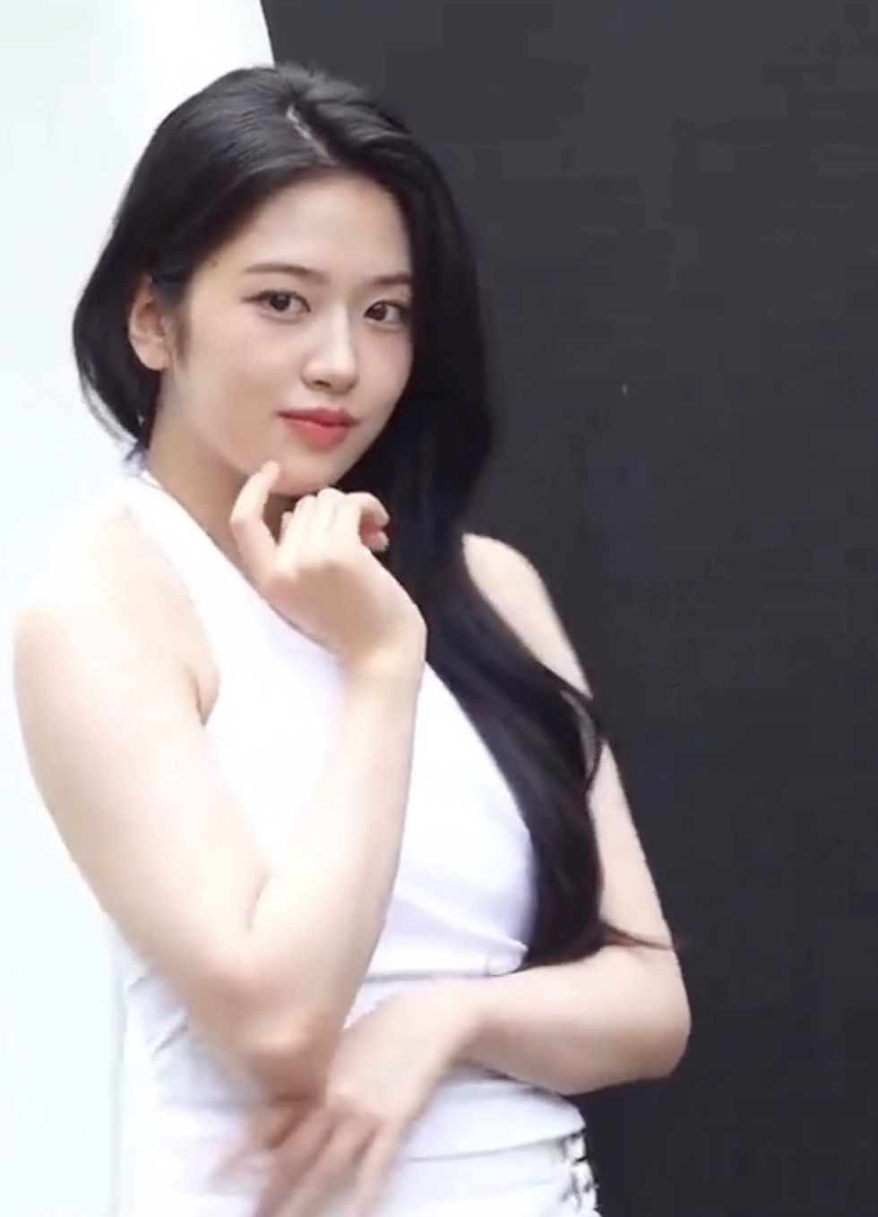 안유진의 화이트 온 오프 룩🤍
화이트 컬러로 고급미 매력 발산하는 중✨  이미지