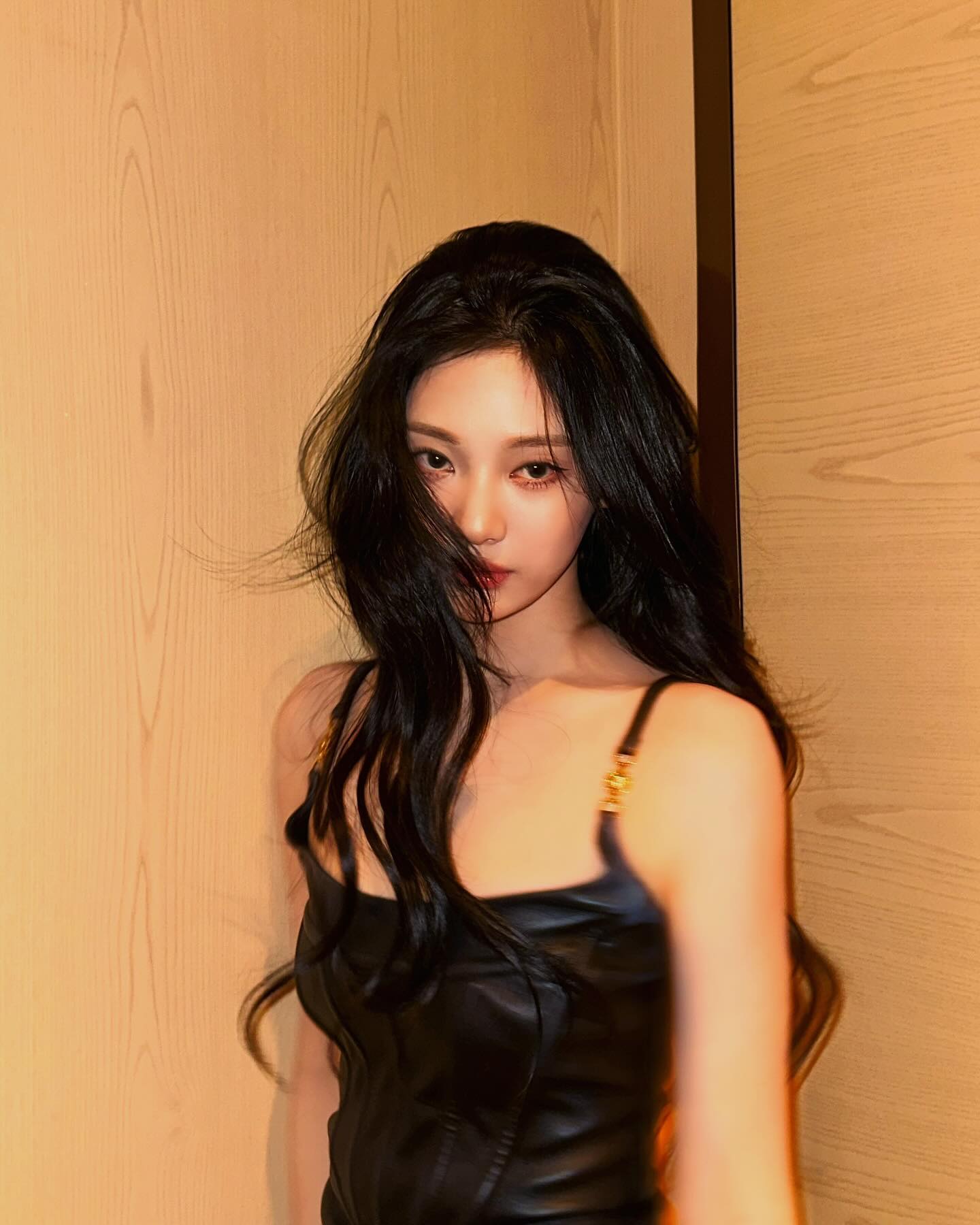 닝닝으로 보는 둥근얼굴형 인생머리3

예쁜 둥근 얼굴형으로 알려진 닝닝! 저도 둥근 얼굴형인데요, 제가 실제 미용실에 보여드린 닝닝의 사진으로 둥근 얼굴형의 인생머리 3가지 다-알려드릴게요🤗

1. 굵은 웨이브펌
굵은 웨이브 머리는 얼굴 양쪽 여백을 가려 빈 곳은 가려지고, 둥근 얼굴형 특유의 부드러운 매력을 가져갈 수 있죠.

2. 중단발 기장
둥근 얼굴형의 베스트 헤어는 단연 중단발이죠! 특히 레이어드가 들어가면 기장과 관계없이 중박은 치는 인생머리를 발견할 수 있을 거예요.

3. 모자 쓸 땐 귀를 숨길 것
혹시 핏이 마음에 드는 모자를 발견하지 못해 볼캡과 비니를 쓰지 못하고 계시나요? 그렇다면 한 번 귀를 머리카락으로 가린 채 모자를 써보세요. 실제 닝닝의 SNS 속 모자를 쓴 사진의 공통점은 귀를 가리고 있다는 점! 귀를 반쯤 가리거나, 한쪽만 가리는 방법은 얼굴형 외곽을 두드러지지 않게 해서 예쁜 모자핏을 완성 시켜준답니다. 이미지