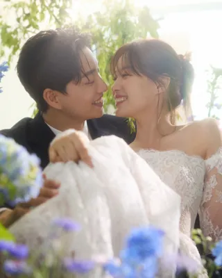 송지은❤️박위 웨딩화보 공개💍
송지은과 박위가 웨딩화보를 공개했습니다. 두 사람은 교회에서 만남을 시작으로, 서로에 대한 깊은 애정을 공개적으로 표현하며 대중의 많은 응원과 사랑을 받고 있는데요. 지난해 12월 동시에 열애 사실을 발표하고 공개 연애를 시작했던 송지은과 박위는 오는 10월 9일 비공식 결혼식을 앞두고 있습니다. 이미지