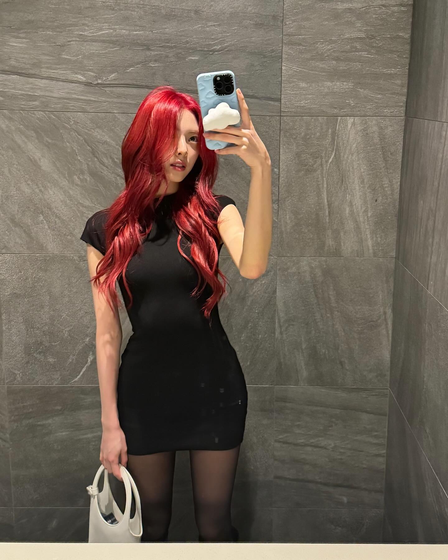 제왑 여돌들은 다 핫걸인가봐❤️‍🔥
미니 원피스 하나로 코디는 쉽게! 몸매는 예뻐보이게🖤 이미지