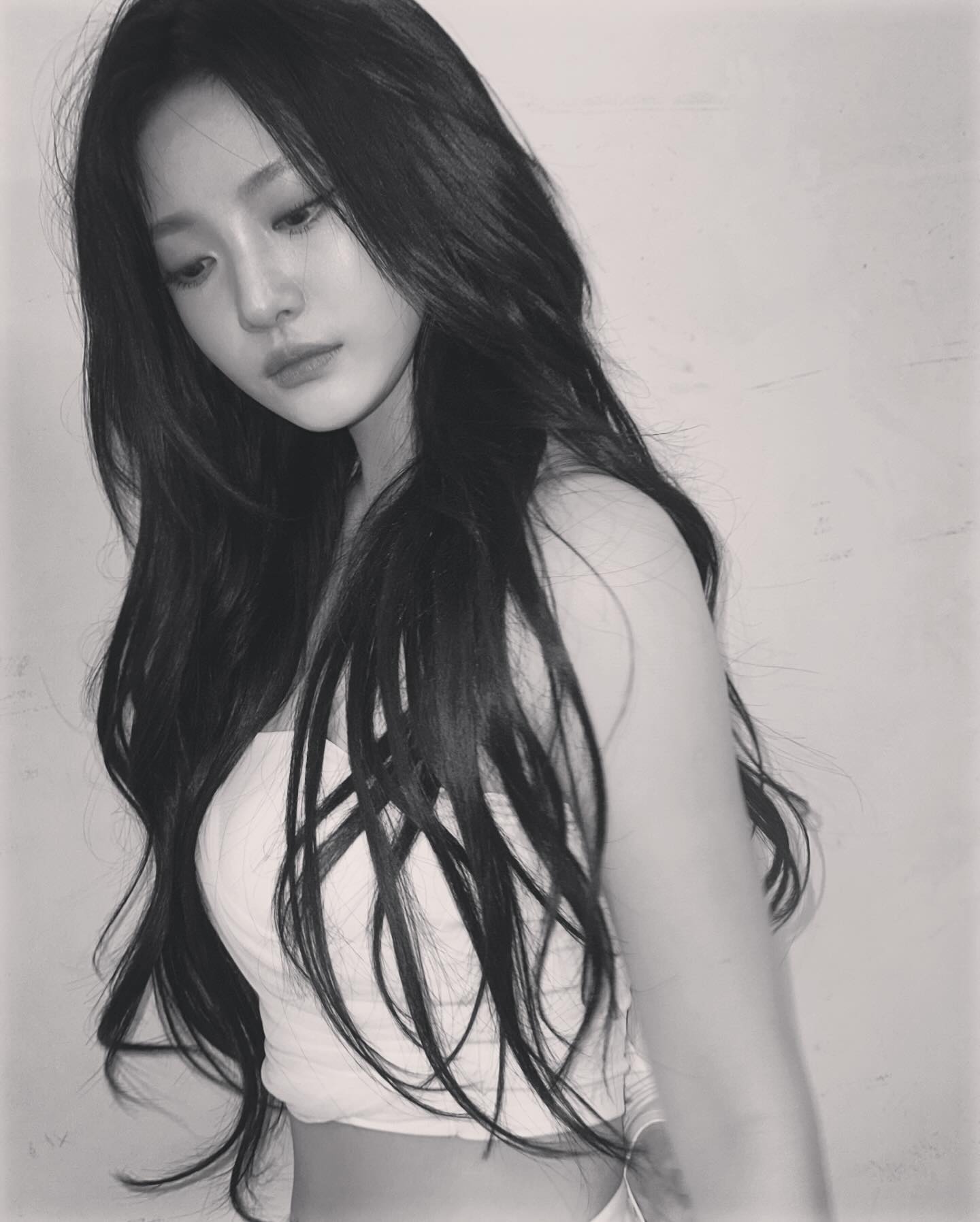닝닝으로 보는 둥근얼굴형 인생머리3

예쁜 둥근 얼굴형으로 알려진 닝닝! 저도 둥근 얼굴형인데요, 제가 실제 미용실에 보여드린 닝닝의 사진으로 둥근 얼굴형의 인생머리 3가지 다-알려드릴게요🤗

1. 굵은 웨이브펌
굵은 웨이브 머리는 얼굴 양쪽 여백을 가려 빈 곳은 가려지고, 둥근 얼굴형 특유의 부드러운 매력을 가져갈 수 있죠.

2. 중단발 기장
둥근 얼굴형의 베스트 헤어는 단연 중단발이죠! 특히 레이어드가 들어가면 기장과 관계없이 중박은 치는 인생머리를 발견할 수 있을 거예요.

3. 모자 쓸 땐 귀를 숨길 것
혹시 핏이 마음에 드는 모자를 발견하지 못해 볼캡과 비니를 쓰지 못하고 계시나요? 그렇다면 한 번 귀를 머리카락으로 가린 채 모자를 써보세요. 실제 닝닝의 SNS 속 모자를 쓴 사진의 공통점은 귀를 가리고 있다는 점! 귀를 반쯤 가리거나, 한쪽만 가리는 방법은 얼굴형 외곽을 두드러지지 않게 해서 예쁜 모자핏을 완성 시켜준답니다. 이미지2