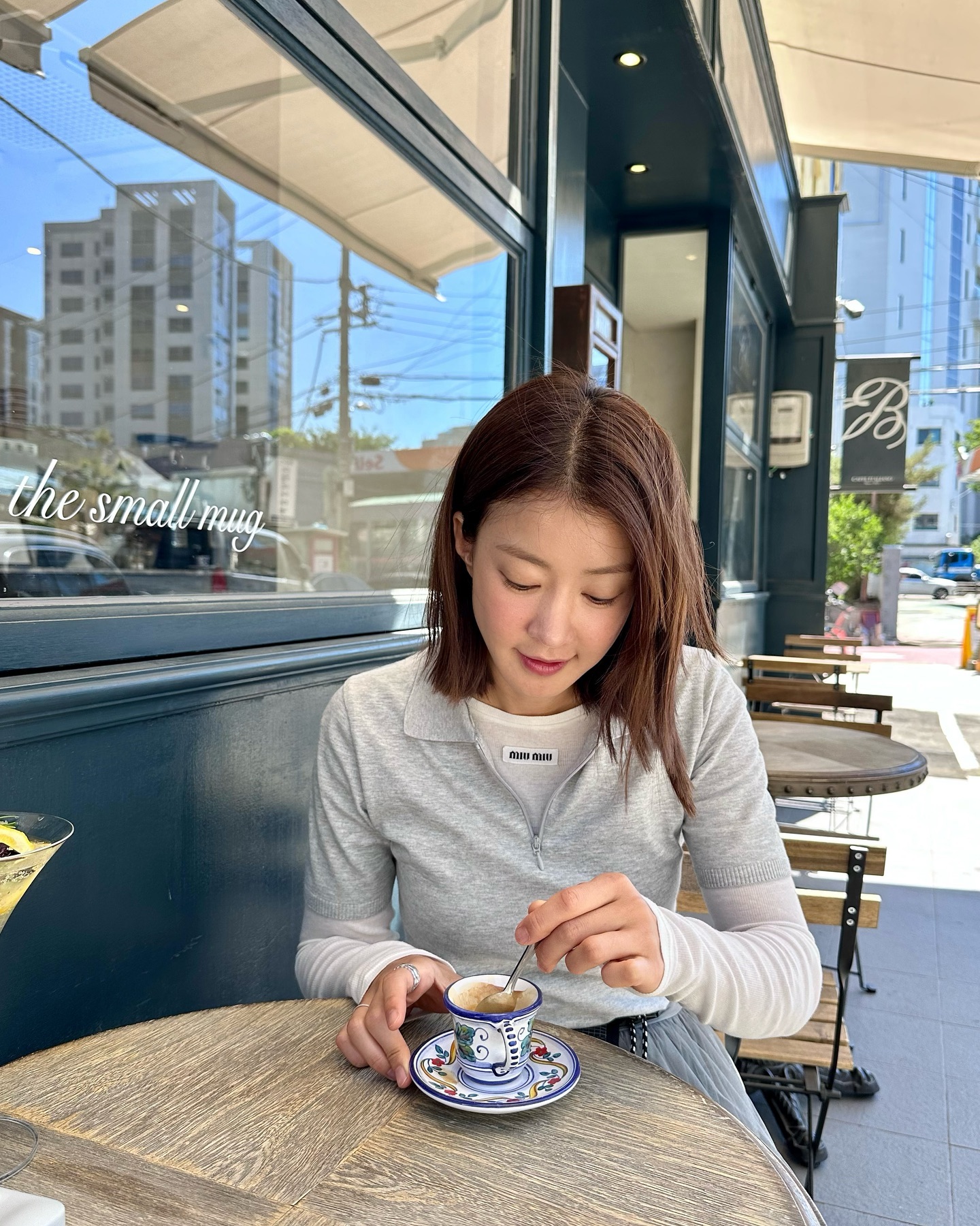 셀럽들의 레이어드는 특별하다✨
한 끗 차이로 더 스타일리시한 연예인들의 레이어드 꿀팁🍯✔️

1. 셔츠 + 니트 뷔스티에 + 숏 슬랙스
올가을은 차정원과 박민하 스타일링처럼 셔츠 레이어드를 즐겨보는 것도 추천합니다. 비슷한 톤의 셔츠와 숏 슬랙스 코디에 니트 뷔스티에를 더하는 방법인데요. 레더 아이템인 벨트와 가방으로 클래식함을 더해 주었습니다.

2. 회색 반팔 티셔츠 + 버뮤다 데님 + 브라운 니트
시크한 무드에 제격인 회색 반팔 티셔츠. 최근 차정원과 이주연은 회색 반팔과 버뮤다 데님, 그리고 브라운 니트로 같은 아이템 조합을 선택했는데요. 차정원은 브라운 니트를 어깨에 걸쳐 포인트를 주었고요. 이주연은 브라운 니트 베스트로 러블리함을 더했죠.

3. 반팔 티셔츠 + 긴팔 티셔츠
2000년대에 즐겨 입던 반팔&긴팔 조합 스타일링이 돌아왔습니다. 이시영은 흰색 긴팔 티셔츠와 반집업 폴로셔츠 조합에 시폰 스커트로 캐주얼하면서도 러블리한 코디를 완성했고요. 김나영은 같은 컬러의 긴팔 티셔츠와 오버핏 반팔 티셔츠 레이어드에 밴딩 쇼츠를 더해 스포티함이 가득한 스타일링을 연출했죠.

4. 반팔 티셔츠 + 워크웨어 조끼
색다른 아이템을 활용할 수도 있습니다. 워크웨어 무드의 조끼를 반팔 티셔츠에 더해보는 거죠. 이코코와 김나영 모두 오버핏 반팔 티셔츠에 워크웨어 조끼 조합을 선택했는데요. 이코코는 화이트 플레어스커트로 러블리하게, 김나영은 돌핀 팬츠와 선글라스를 더해 힙한 스타일링을 완성했습니다.

5. 긴팔 셔츠 + 반팔 폴로셔츠
미우미우가 쏘아 올린 트렌디한 아이템 조합, 긴팔 셔츠와 반팔 폴로셔츠 레이어드. 올해는 셔츠 조합 스타일링을 긴팔 니트 대신 반팔 폴로셔츠와 함께 즐겨보는 건 어떨까요? 비슷한 톤으로 맞추어 깔끔한 느낌을 낼 수도 있고요. 정반대의 컬러를 매치하여 발랄한 무드를 연출할 수도 있죠. 이미지