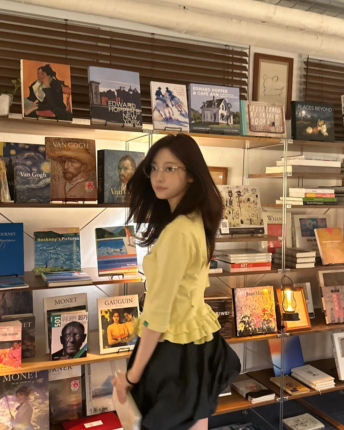 닝닝으로 보는 둥근얼굴형 인생머리3

예쁜 둥근 얼굴형으로 알려진 닝닝! 저도 둥근 얼굴형인데요, 제가 실제 미용실에 보여드린 닝닝의 사진으로 둥근 얼굴형의 인생머리 3가지 다-알려드릴게요🤗

1. 굵은 웨이브펌
굵은 웨이브 머리는 얼굴 양쪽 여백을 가려 빈 곳은 가려지고, 둥근 얼굴형 특유의 부드러운 매력을 가져갈 수 있죠.

2. 중단발 기장
둥근 얼굴형의 베스트 헤어는 단연 중단발이죠! 특히 레이어드가 들어가면 기장과 관계없이 중박은 치는 인생머리를 발견할 수 있을 거예요.

3. 모자 쓸 땐 귀를 숨길 것
혹시 핏이 마음에 드는 모자를 발견하지 못해 볼캡과 비니를 쓰지 못하고 계시나요? 그렇다면 한 번 귀를 머리카락으로 가린 채 모자를 써보세요. 실제 닝닝의 SNS 속 모자를 쓴 사진의 공통점은 귀를 가리고 있다는 점! 귀를 반쯤 가리거나, 한쪽만 가리는 방법은 얼굴형 외곽을 두드러지지 않게 해서 예쁜 모자핏을 완성 시켜준답니다. 이미지5