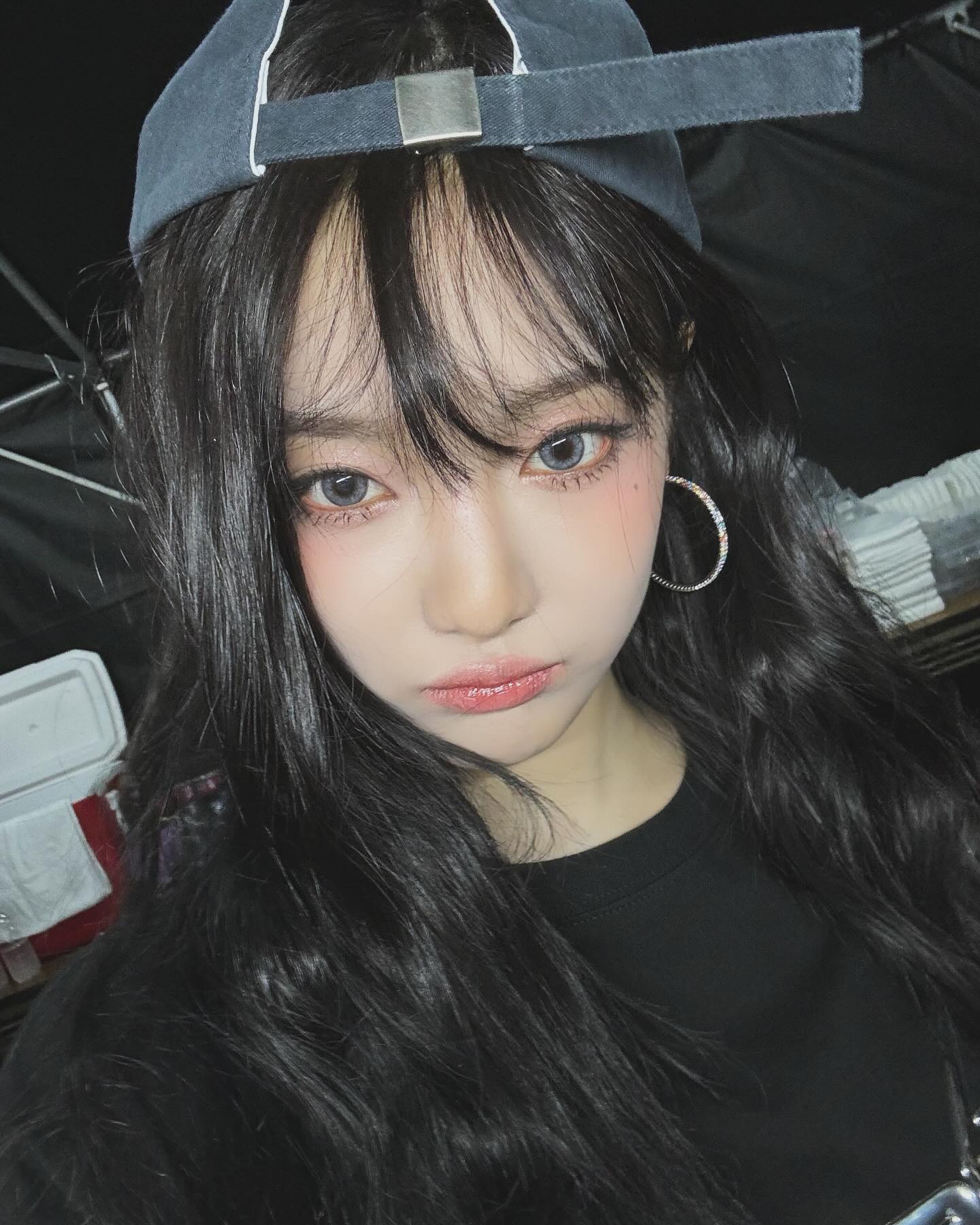 닝닝으로 보는 둥근얼굴형 인생머리3

예쁜 둥근 얼굴형으로 알려진 닝닝! 저도 둥근 얼굴형인데요, 제가 실제 미용실에 보여드린 닝닝의 사진으로 둥근 얼굴형의 인생머리 3가지 다-알려드릴게요🤗

1. 굵은 웨이브펌
굵은 웨이브 머리는 얼굴 양쪽 여백을 가려 빈 곳은 가려지고, 둥근 얼굴형 특유의 부드러운 매력을 가져갈 수 있죠.

2. 중단발 기장
둥근 얼굴형의 베스트 헤어는 단연 중단발이죠! 특히 레이어드가 들어가면 기장과 관계없이 중박은 치는 인생머리를 발견할 수 있을 거예요.

3. 모자 쓸 땐 귀를 숨길 것
혹시 핏이 마음에 드는 모자를 발견하지 못해 볼캡과 비니를 쓰지 못하고 계시나요? 그렇다면 한 번 귀를 머리카락으로 가린 채 모자를 써보세요. 실제 닝닝의 SNS 속 모자를 쓴 사진의 공통점은 귀를 가리고 있다는 점! 귀를 반쯤 가리거나, 한쪽만 가리는 방법은 얼굴형 외곽을 두드러지지 않게 해서 예쁜 모자핏을 완성 시켜준답니다. 이미지9