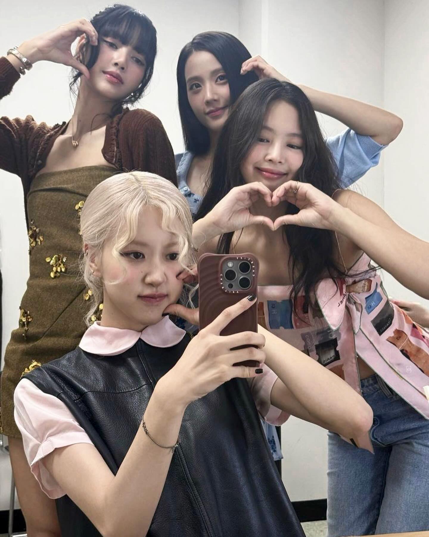 블랙핑크 인스타 광고비가 억대?💰

블랙핑크 멤버들의 광고 게시물 하나당 수익이 수억 원에 달한다는 분석이 발표됐습니다. 데이터 분석업체 호퍼HQ가 발표한 ‘2024 인스타그램 부자 리스트’에 블랙핑크 멤버들이 상위권을 차지했는데요. 리사는 29위로 약 1억 명에 가까운 팔로워를 보유하며, 게시물 하나당 약 8억 3600만 원의 광고 수익을 창출할 것으로 추산됐습니다. 이어 제니는 약 6억 8600만 원, 지수 6억 3600만 원, 로제 6억 3300만 원 등 상당한 광고 수익을 얻을 것이라고 분석했습니다. 한편, 1위는 6억 3000만 팔로워를 보유한 축구 선수 크리스티아누 호날두로 게시물당 최대 46억 원을 벌어들일 것으로 나타났습니다. 이미지