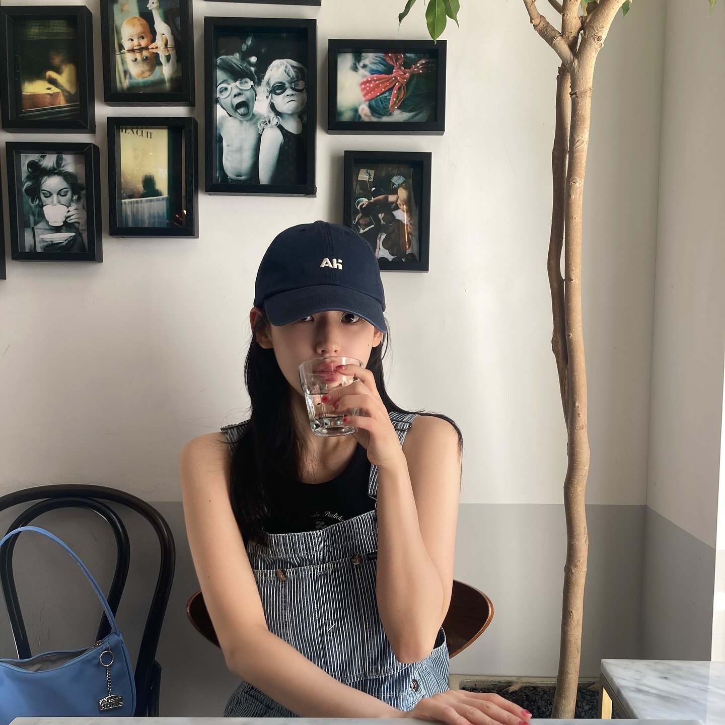 여름과 가을💙스트라이프와 함께
간절기룩으로 활용도💯 스트라이프 무드별 코디 4가지 소개합니다✨

1. 스트라이프 폴로셔츠 + 화이트 미니스커트 조합으로 완성하는 러블리룩

2. 스트라이프 긴팔 티셔츠 + 청 반바지로 캐주얼 한 꾸안꾸룩

3. 스트라이프 원피스로 코디 걱정 없는 단정한 출근룩

4. 스트라이프 + 볼캡 조합으로 센스 있는 일상룩 이미지