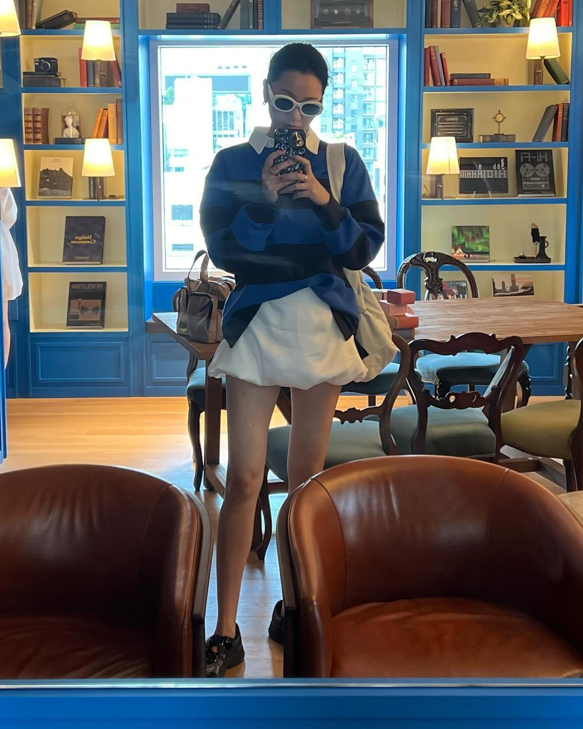 여름과 가을💙스트라이프와 함께
간절기룩으로 활용도💯 스트라이프 무드별 코디 4가지 소개합니다✨

1. 스트라이프 폴로셔츠 + 화이트 미니스커트 조합으로 완성하는 러블리룩

2. 스트라이프 긴팔 티셔츠 + 청 반바지로 캐주얼 한 꾸안꾸룩

3. 스트라이프 원피스로 코디 걱정 없는 단정한 출근룩

4. 스트라이프 + 볼캡 조합으로 센스 있는 일상룩 이미지